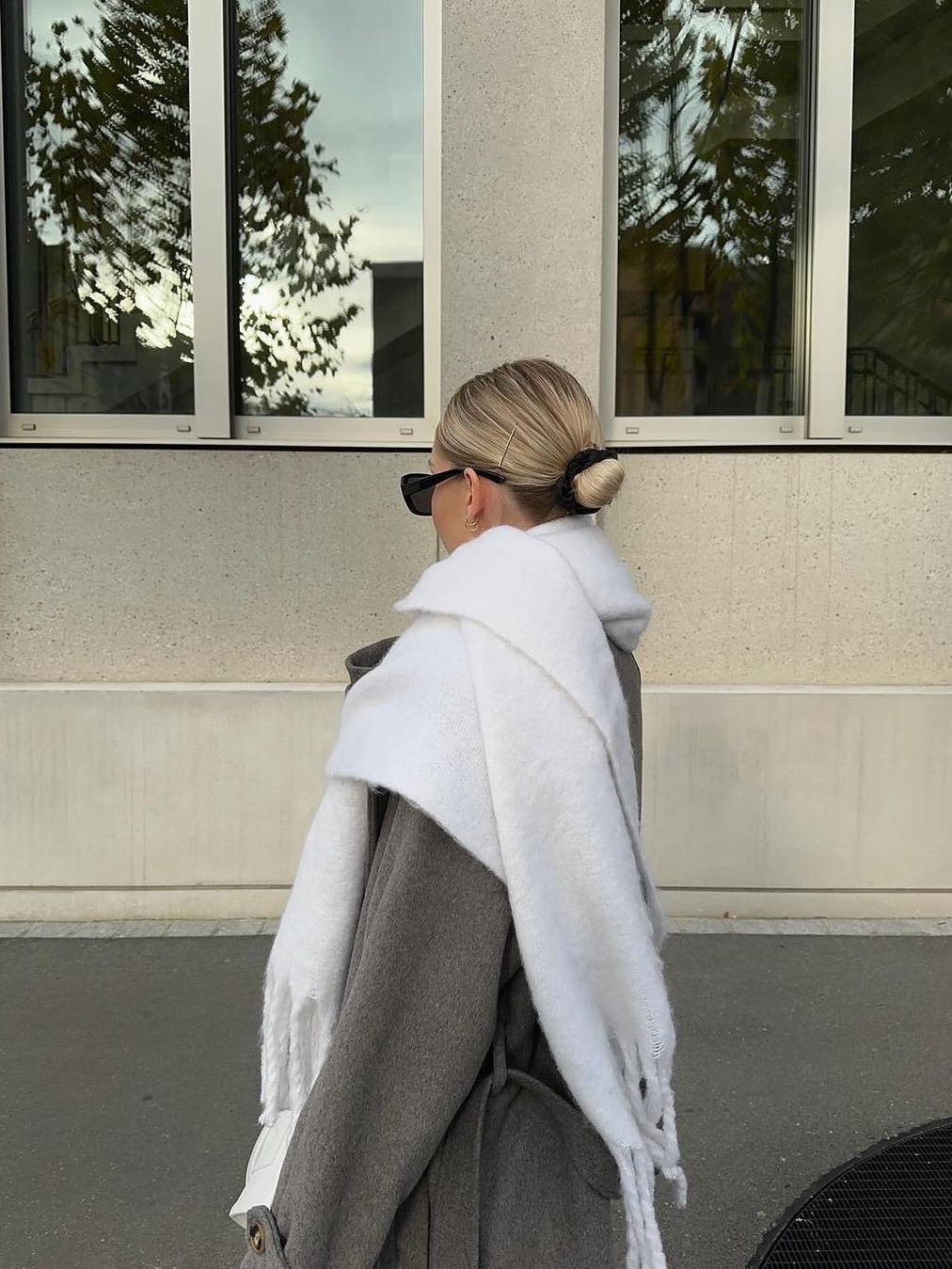 Acne Studios Mohair Check Muffler Pastel Blue Beige, Loewe Wool and Mohair Muffler White 착용 스타일 - 6