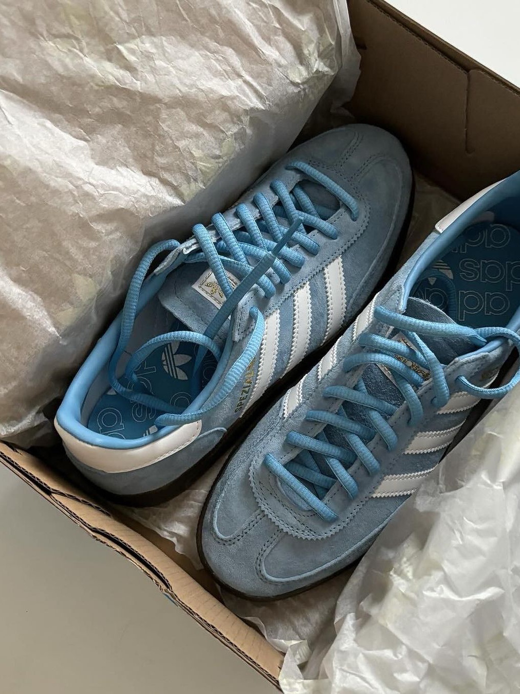 Adidas Spezial Handball Core Black Cloud White, Adidas Spezial Handball Light Blue 착용 스타일 - 3