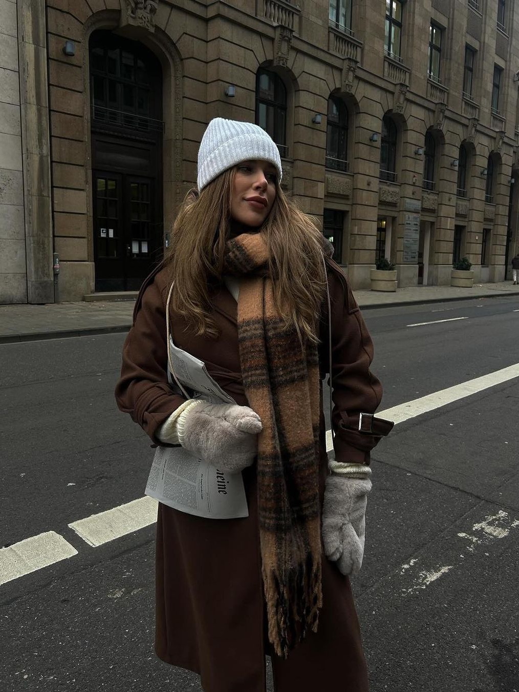 Acne Studios Mohair Check Muffler Pastel Blue Beige, Loewe Wool and Mohair Muffler White 착용 스타일 - 4