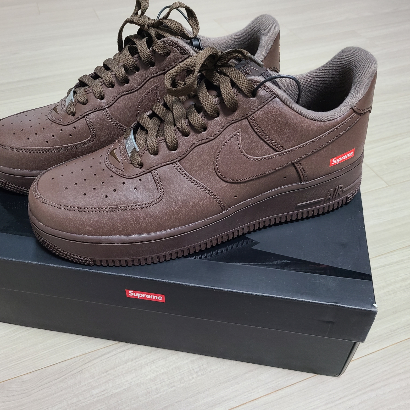 Nike x Supreme Air Force 1 Low Baroque Brown 착용 스타일 - 2