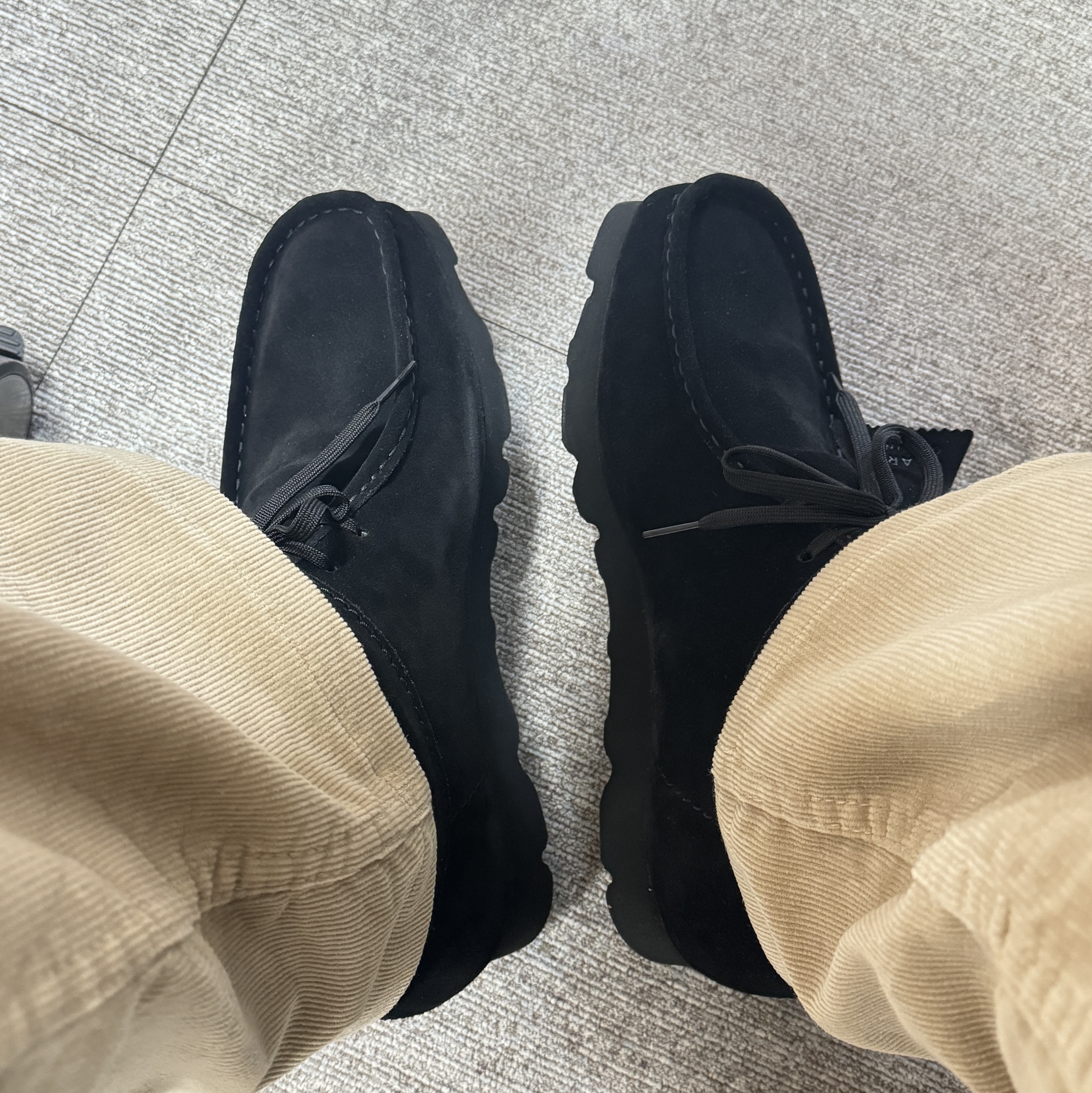 Clarks Wallabee Gore-Tex Black Suede 착용 스타일