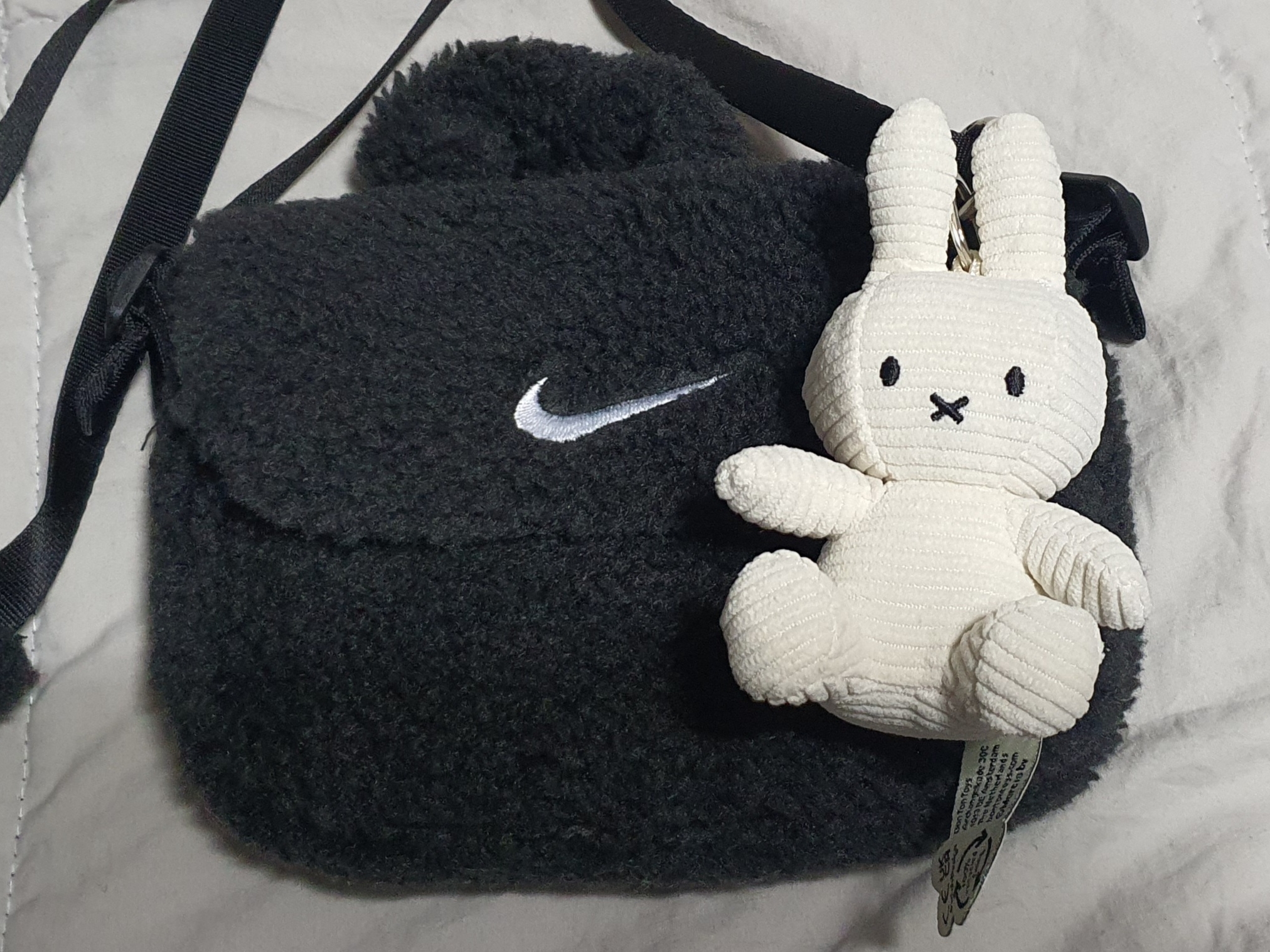Miffy x Bon Ton Toys Miffy Keychain Corduroy Off White, (Kids) Nike NSW Faux Fur Crossbody Bag Black 착용 스타일 - 1