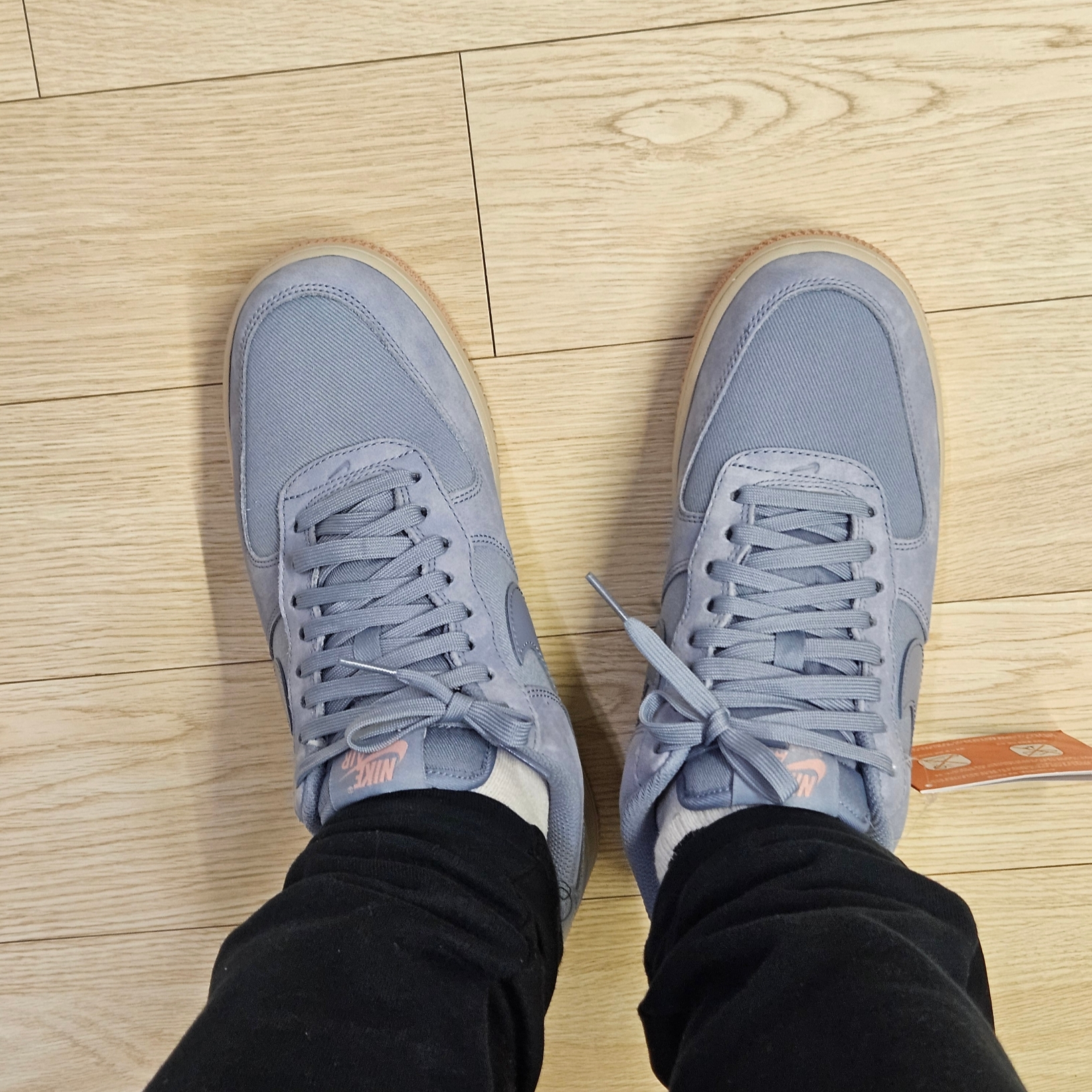 Nike Air Force 1 '07 LX Ashen Slate 착용 스타일 - 2