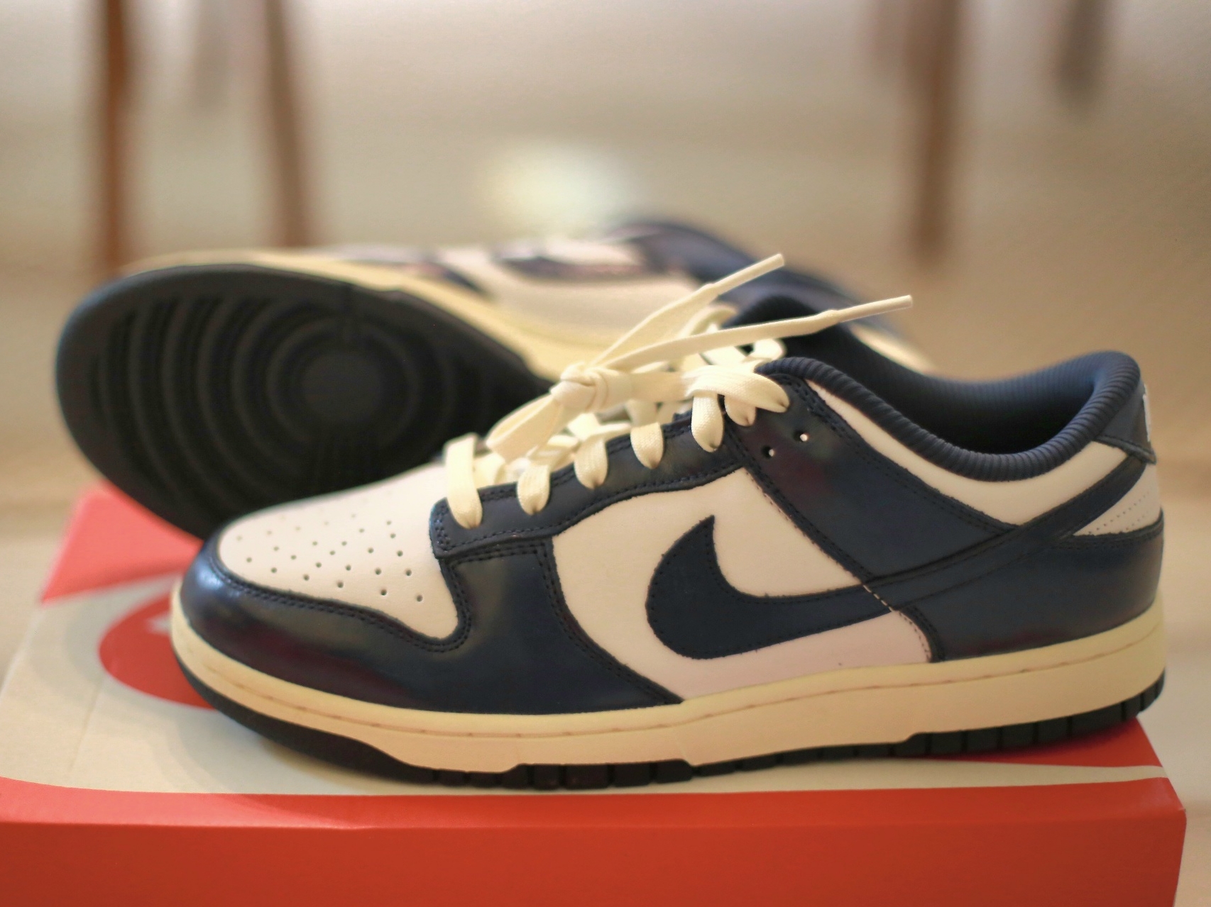 (W) Nike Dunk Low PRM Midnight Navy and White 착용 스타일 - 4