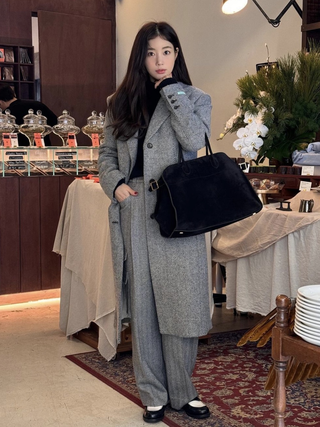 The Row Soft Margaux 17 Bag in Suede Black 착용 스타일