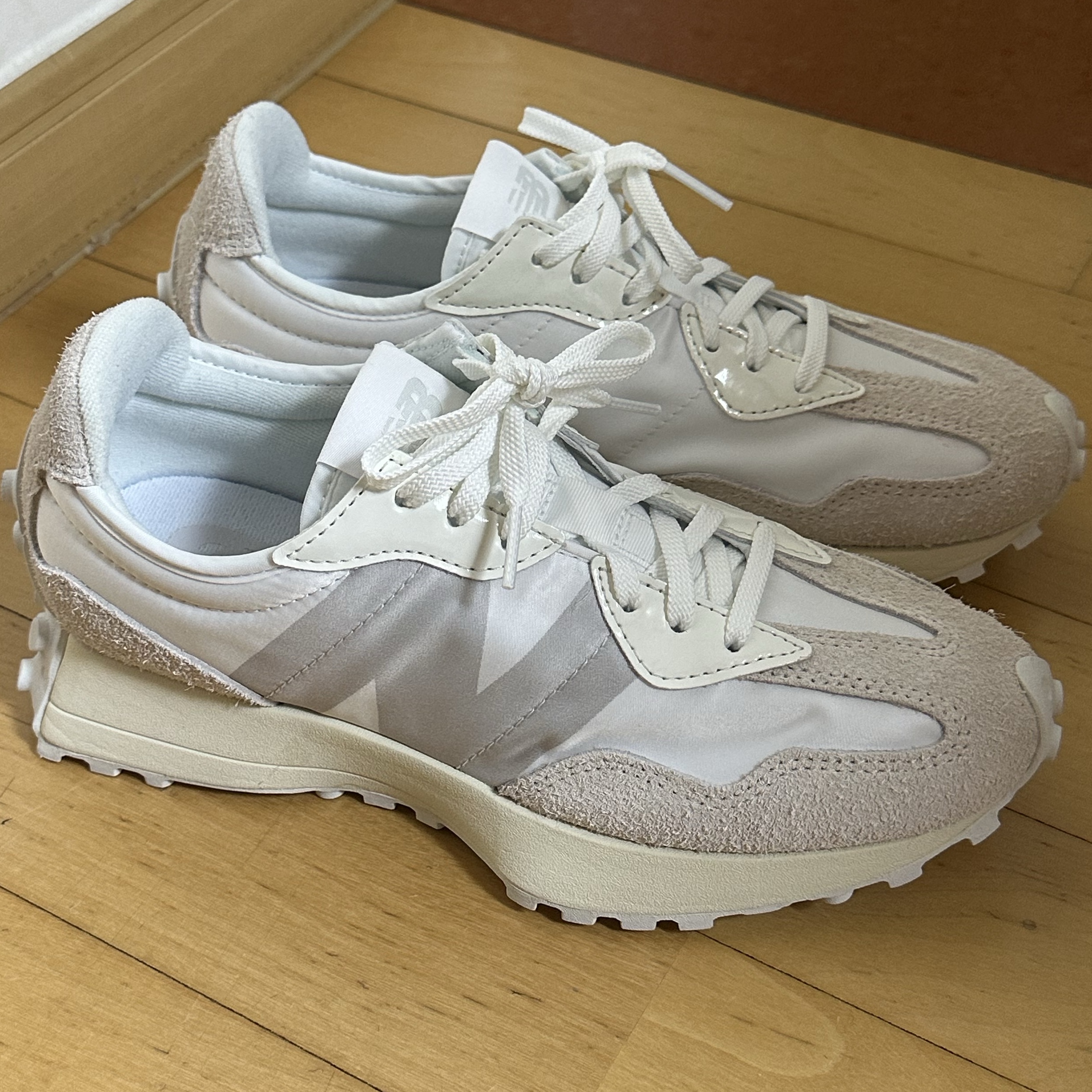 (W) New Balance 327 White Moonbeam 착용 스타일