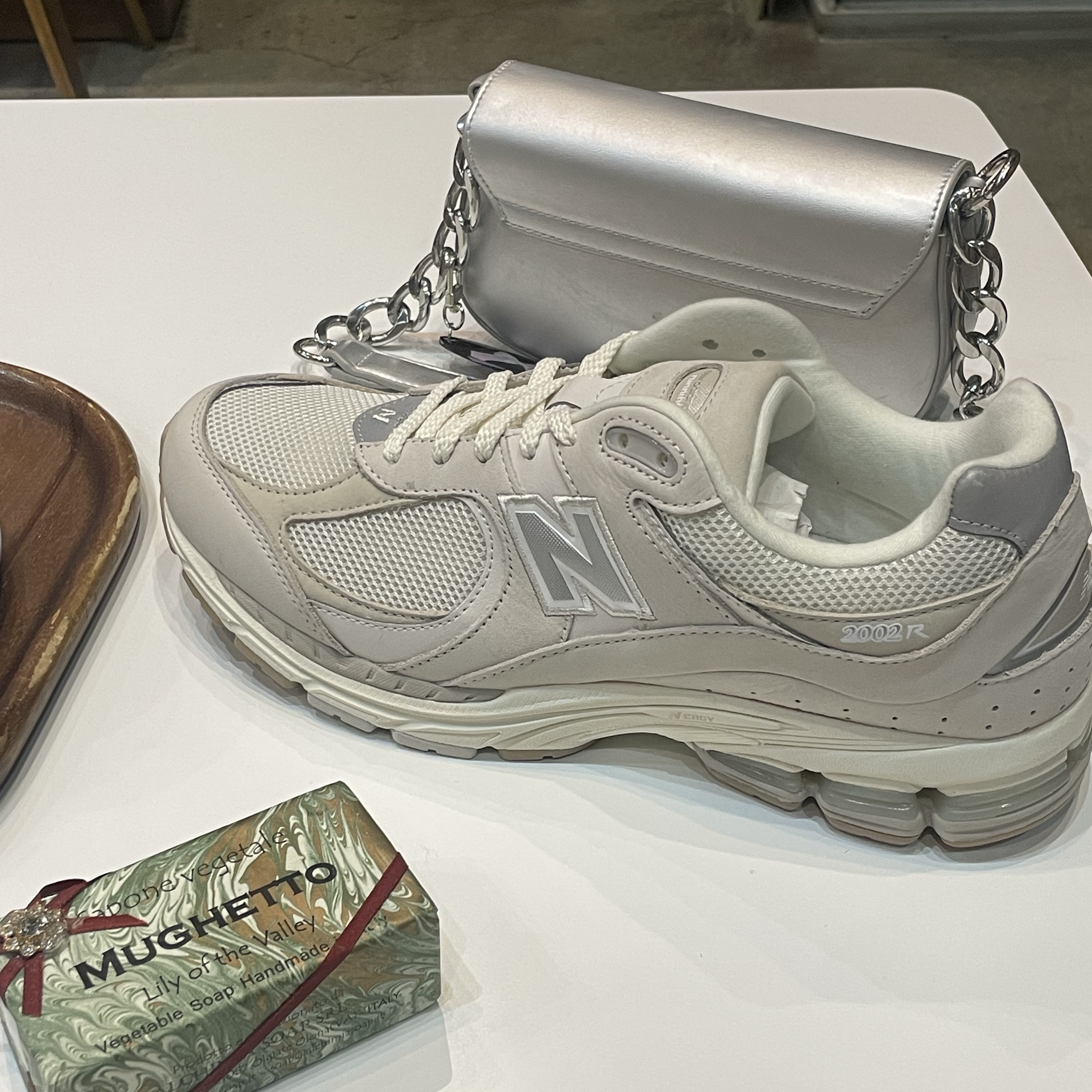 New Balance 2002R White Ivory 착용 스타일