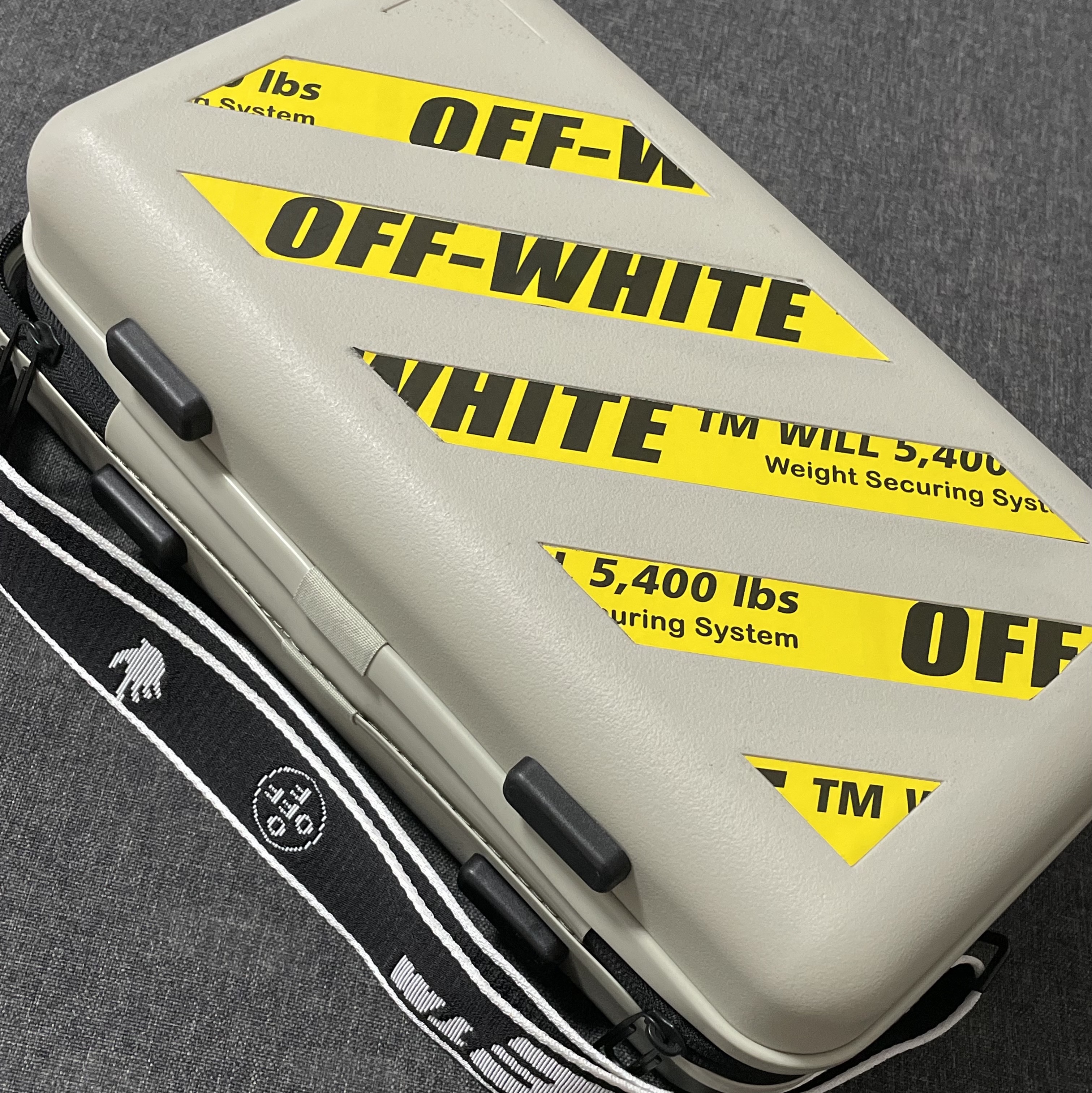 Off-White x Amore Pacific Protection Box (Without Cosmetics) 착용 스타일