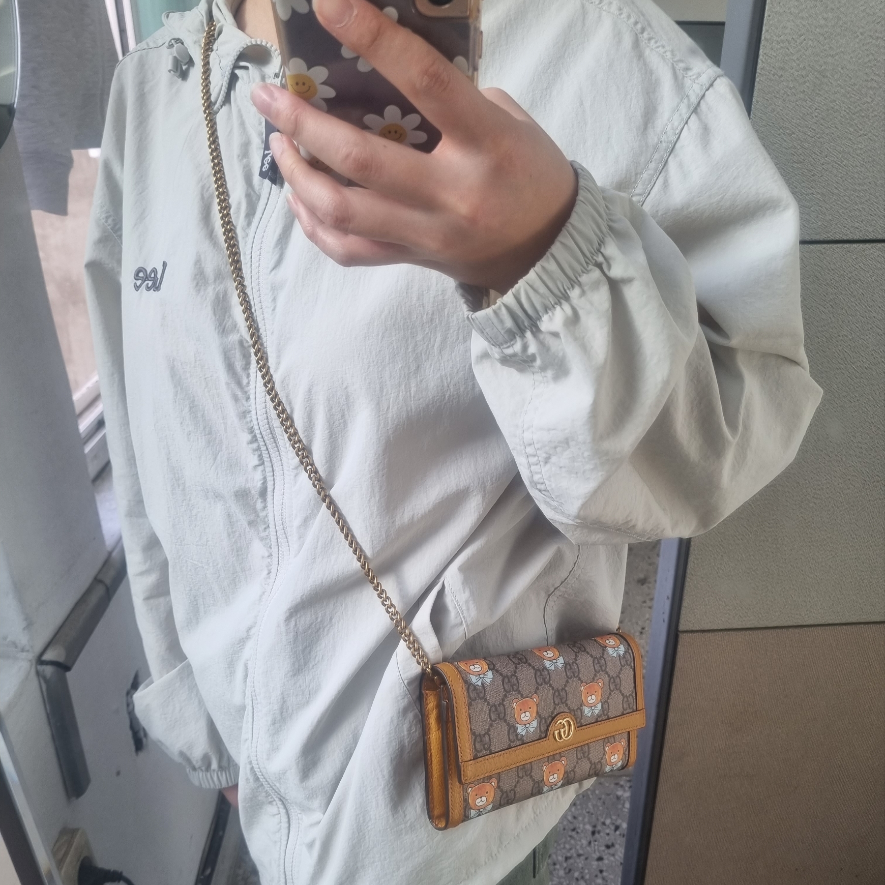 Gucci x Kai Wallet Beige 착용 스타일 - 2