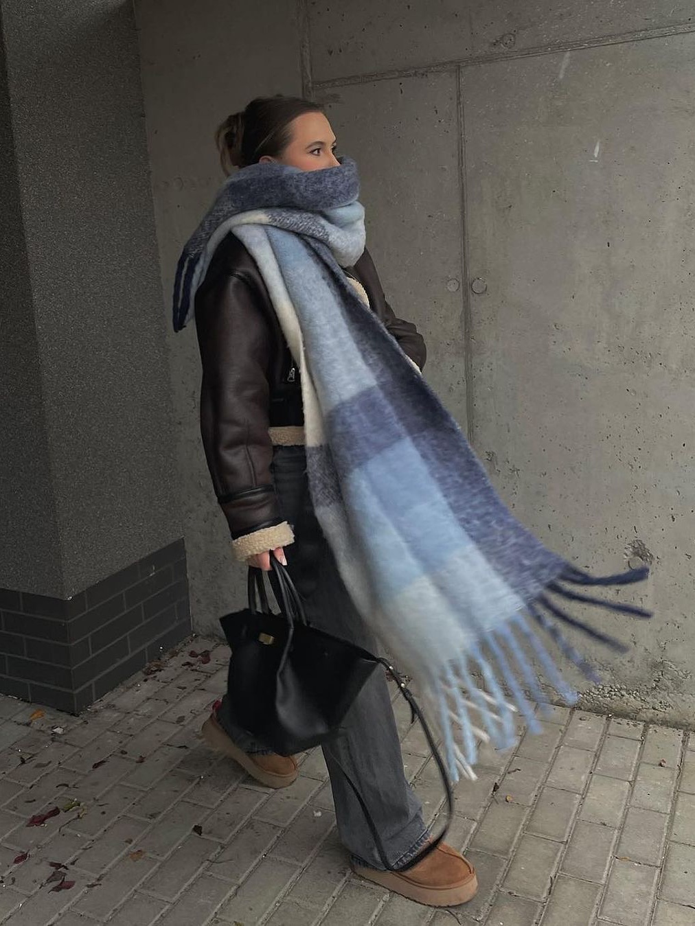Acne Studios Mohair Check Muffler Pastel Blue Beige, Loewe Wool and Mohair Muffler White 착용 스타일 - 2