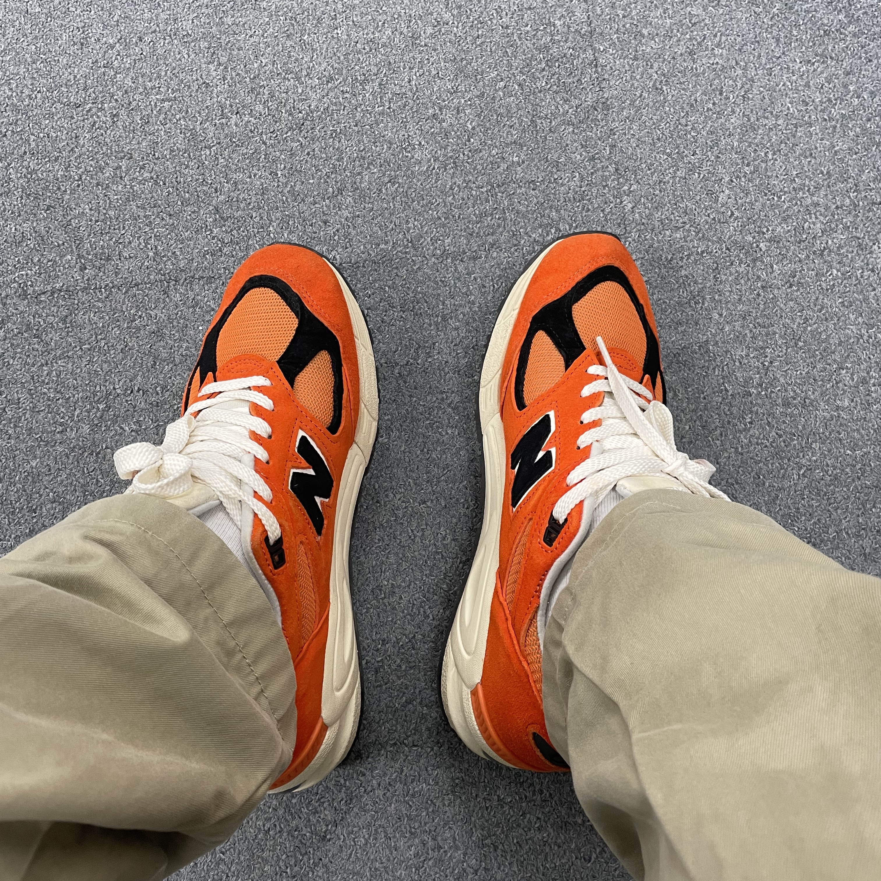 New Balance 990v2 Made in USA Marigold Black 착용 스타일