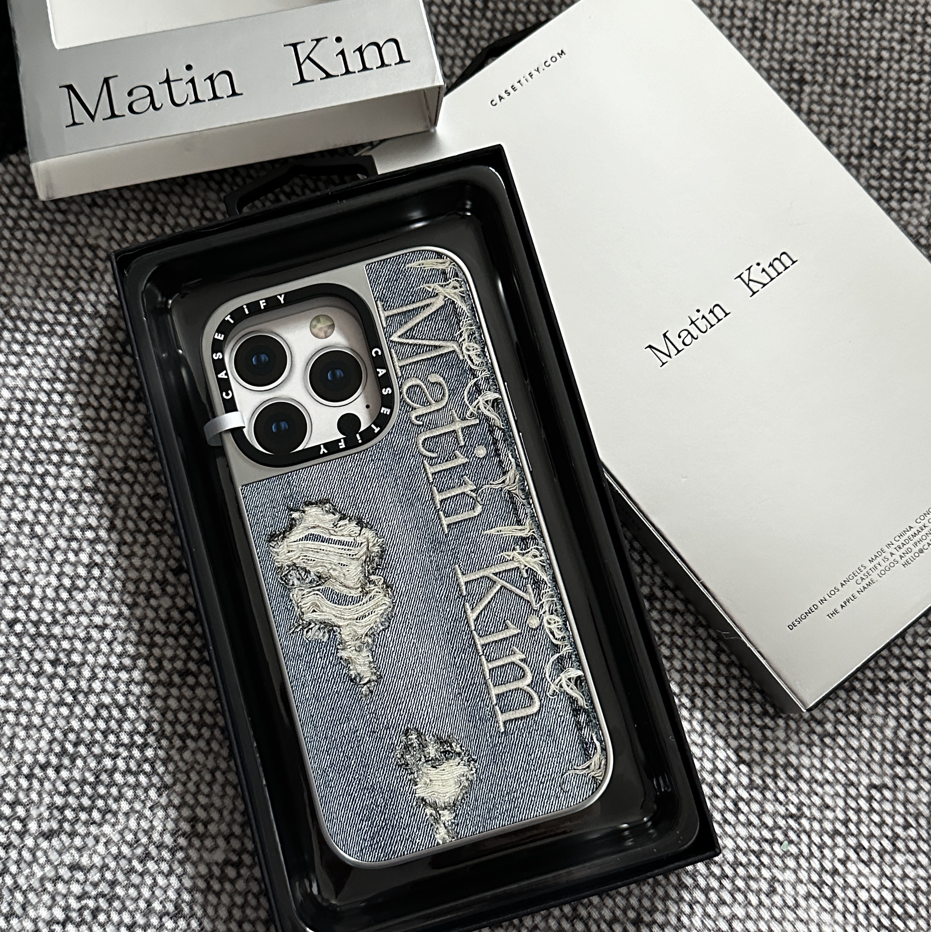 Casetify x Matin Kim iPhone Destroyed Denim Magsafe Mirror Case Silver 착용 스타일 - 1
