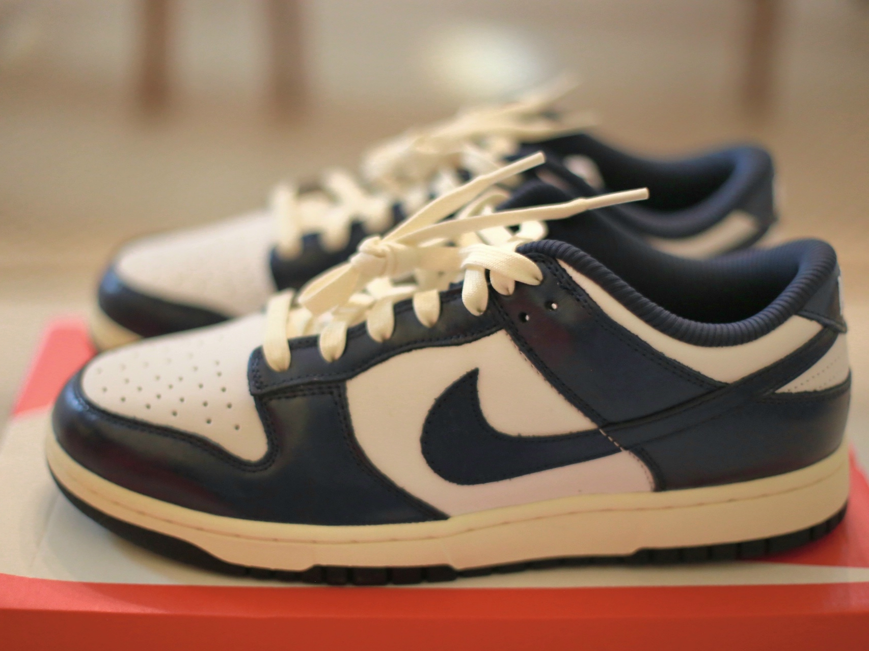 (W) Nike Dunk Low PRM Midnight Navy and White 착용 스타일 - 1