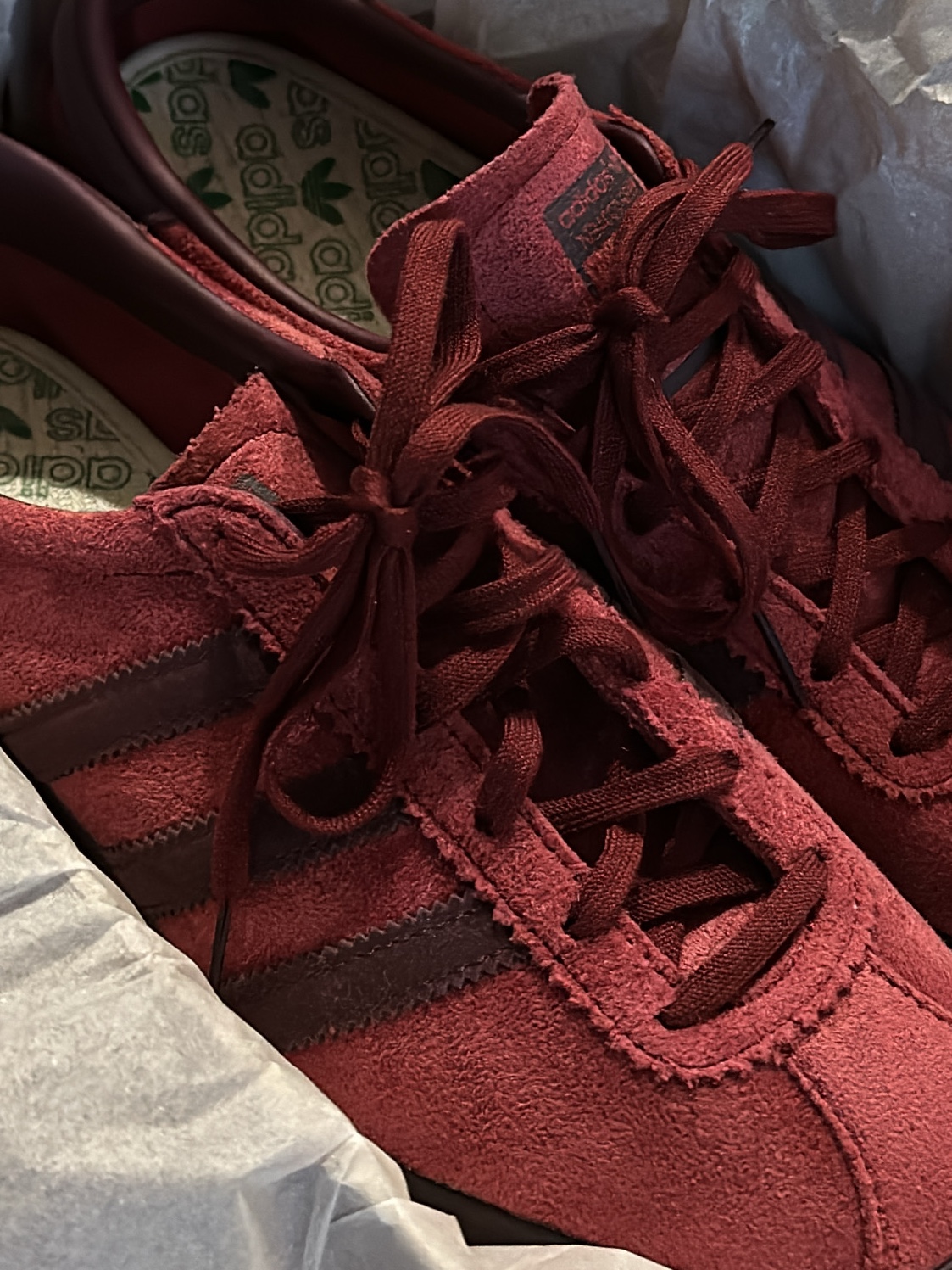 Adidas Tobacco Gruen Collegiate Burgundy 착용 스타일