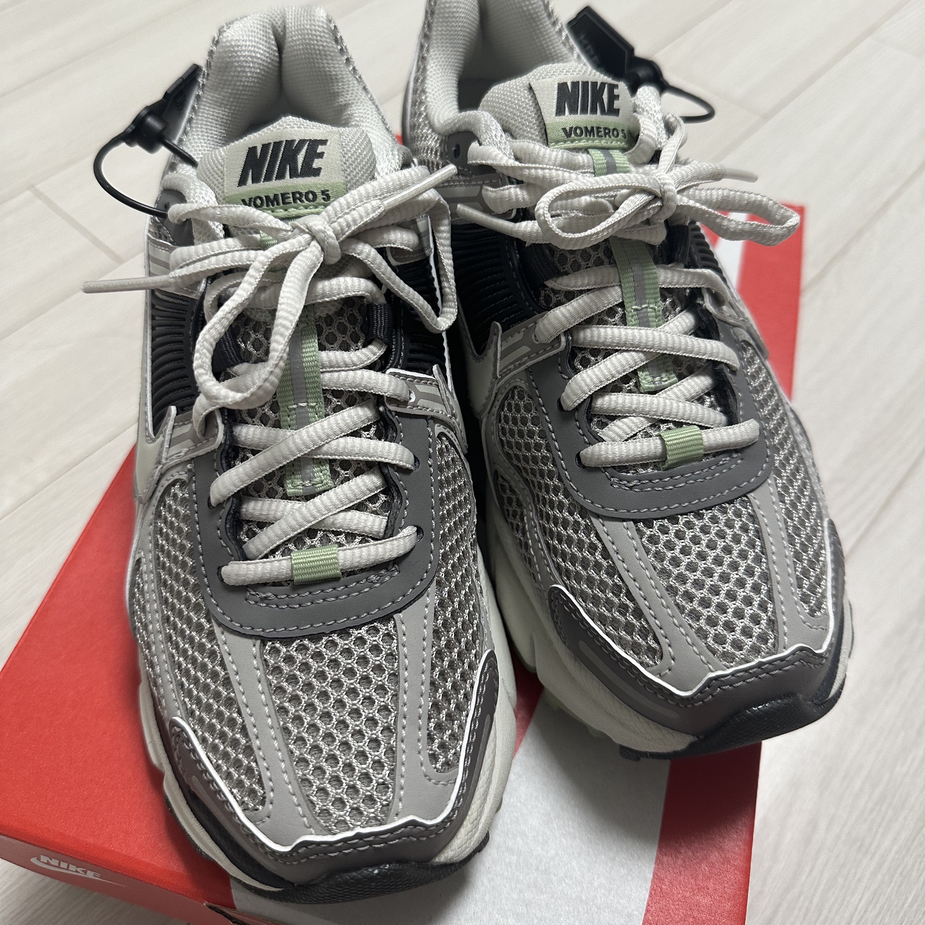 (W) Nike Zoom Vomero 5 Cobblestone and Flat Pewter 착용 스타일 - 1