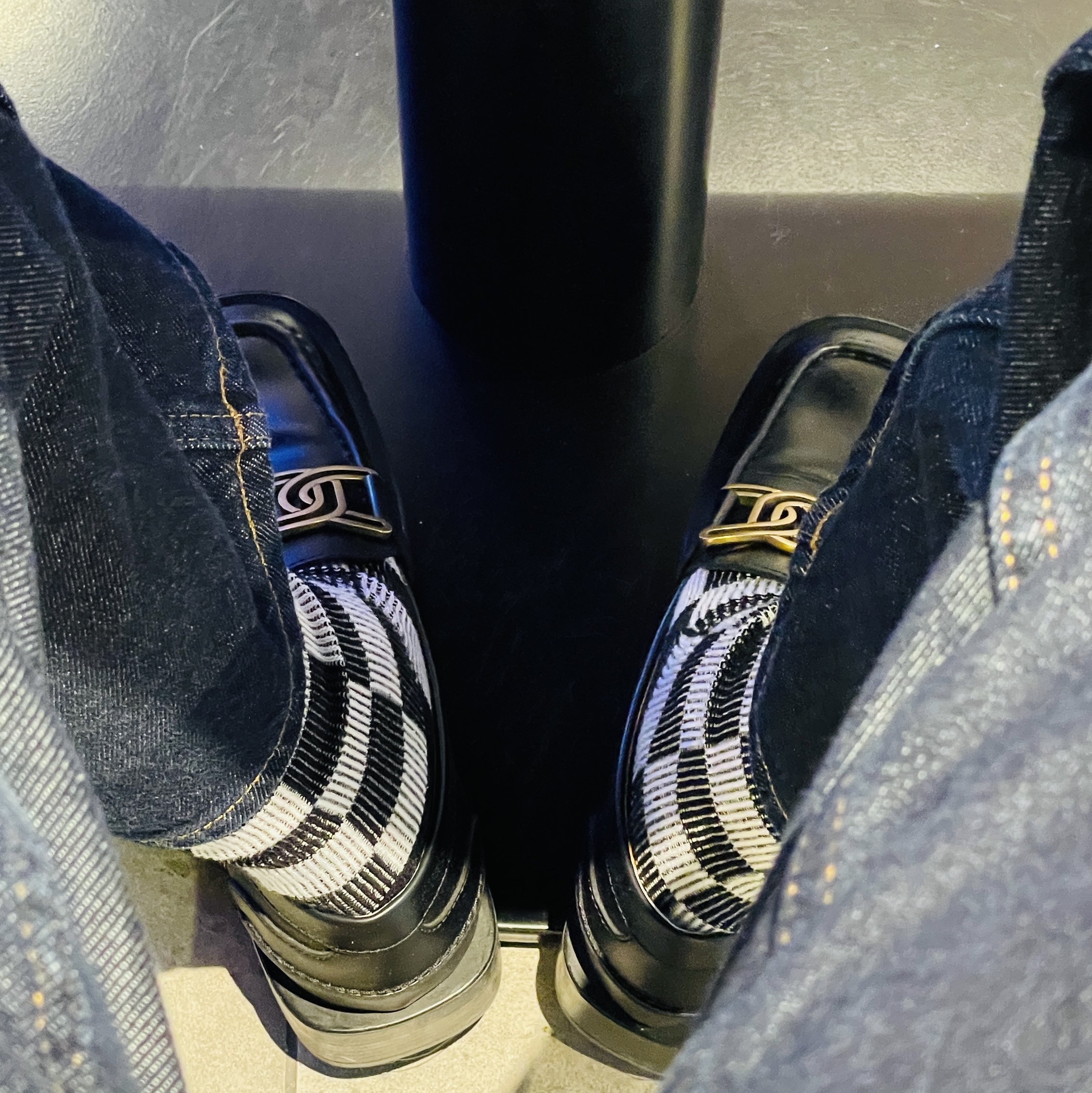 (W) Tod's Metal Chain Leather Loafers Black 착용 스타일 - 1