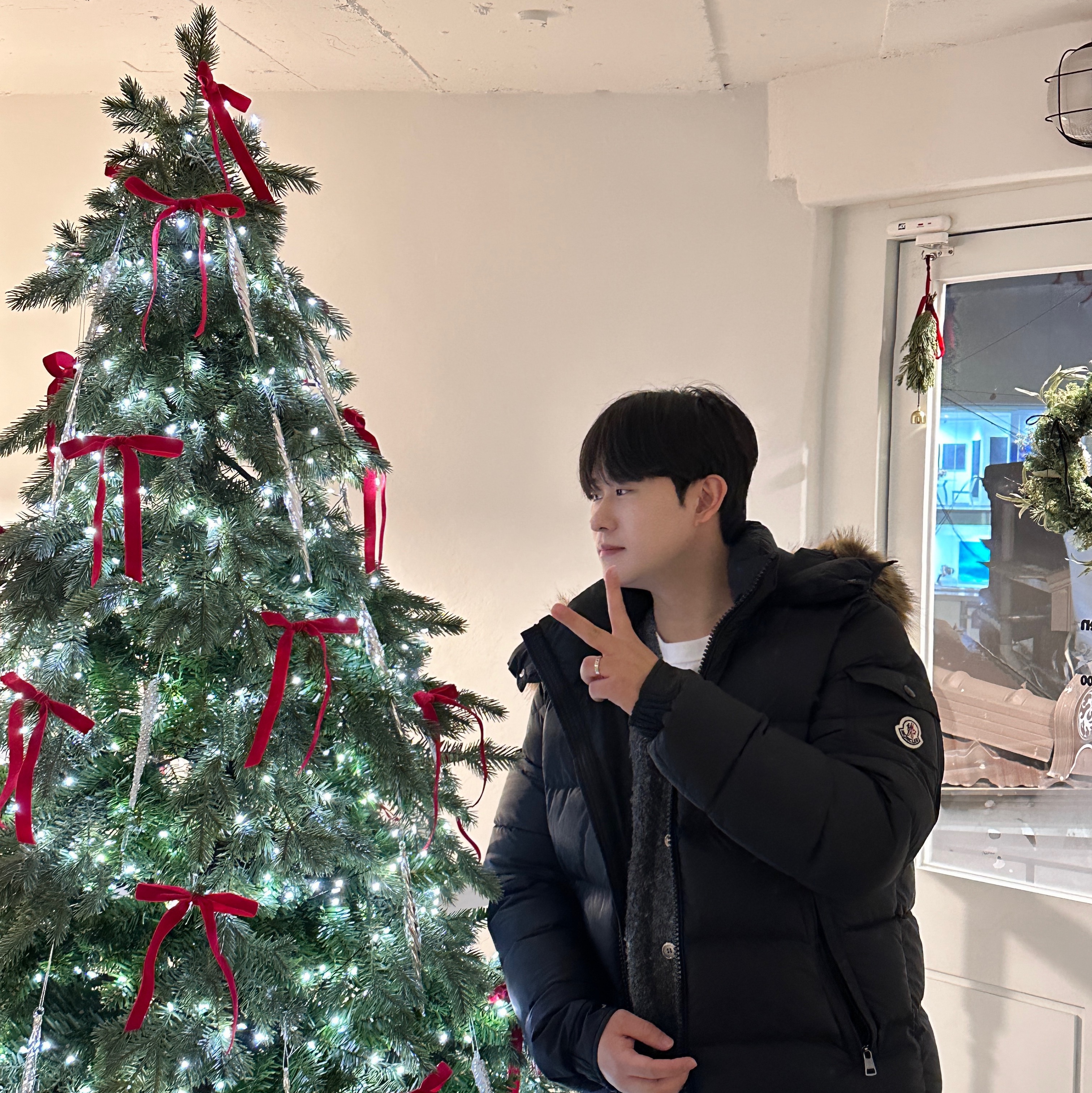 몽클레르 마야프 쇼트 다운 자켓 블랙 - 23FW 착용 스타일 - 1