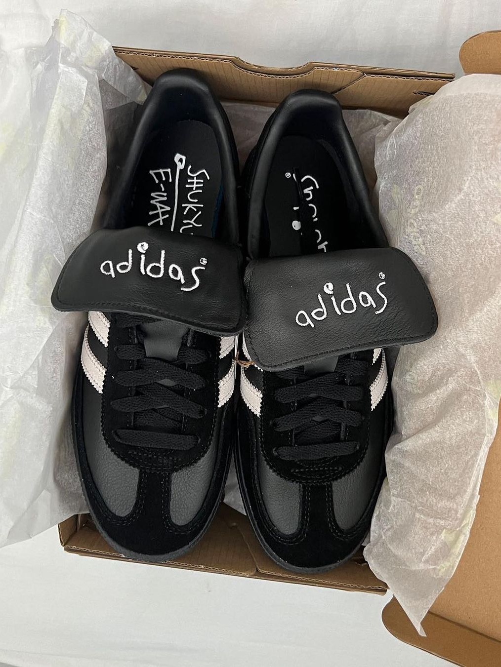 Adidas Spezial Handball Core Black Cloud White, Adidas Spezial Handball Light Blue 착용 스타일 - 2
