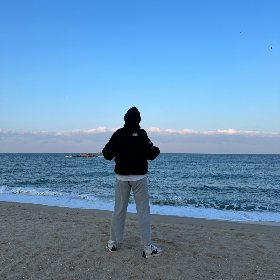 Supreme x The North Face Suede Nuptse Jacket Black - 23FW, New Balance 327 White Black 착용 스타일 - 3