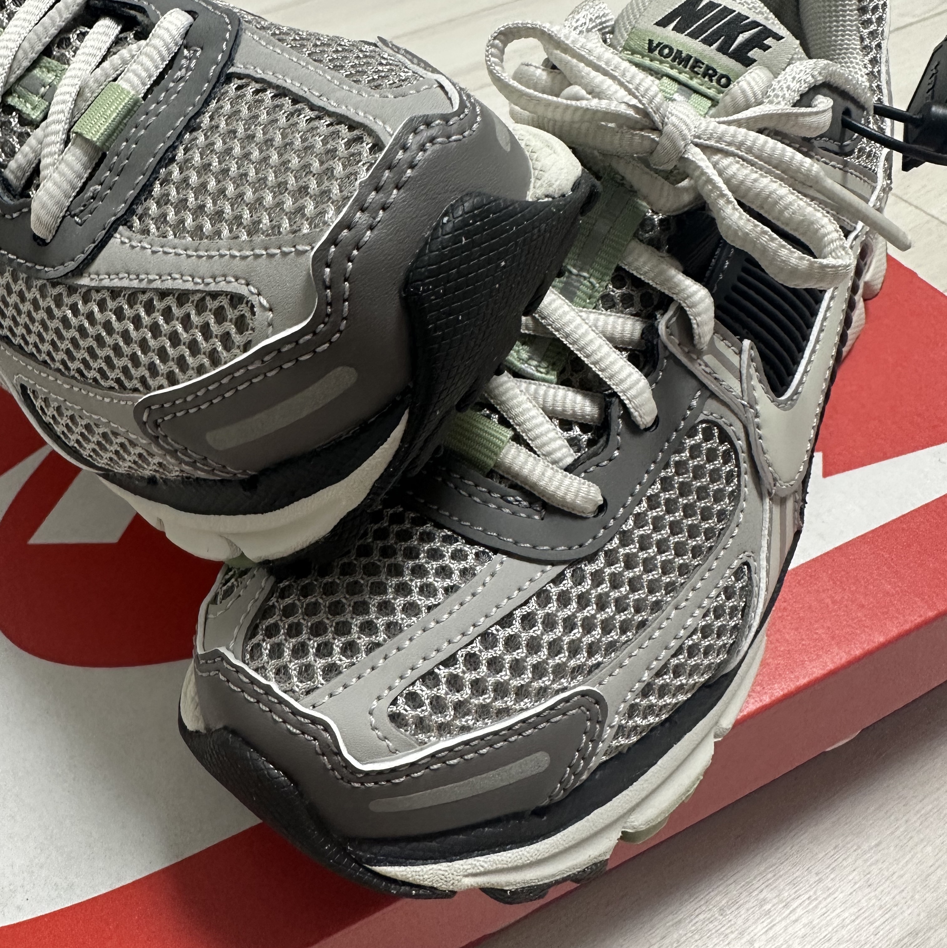 (W) Nike Zoom Vomero 5 Cobblestone and Flat Pewter 착용 스타일 - 3