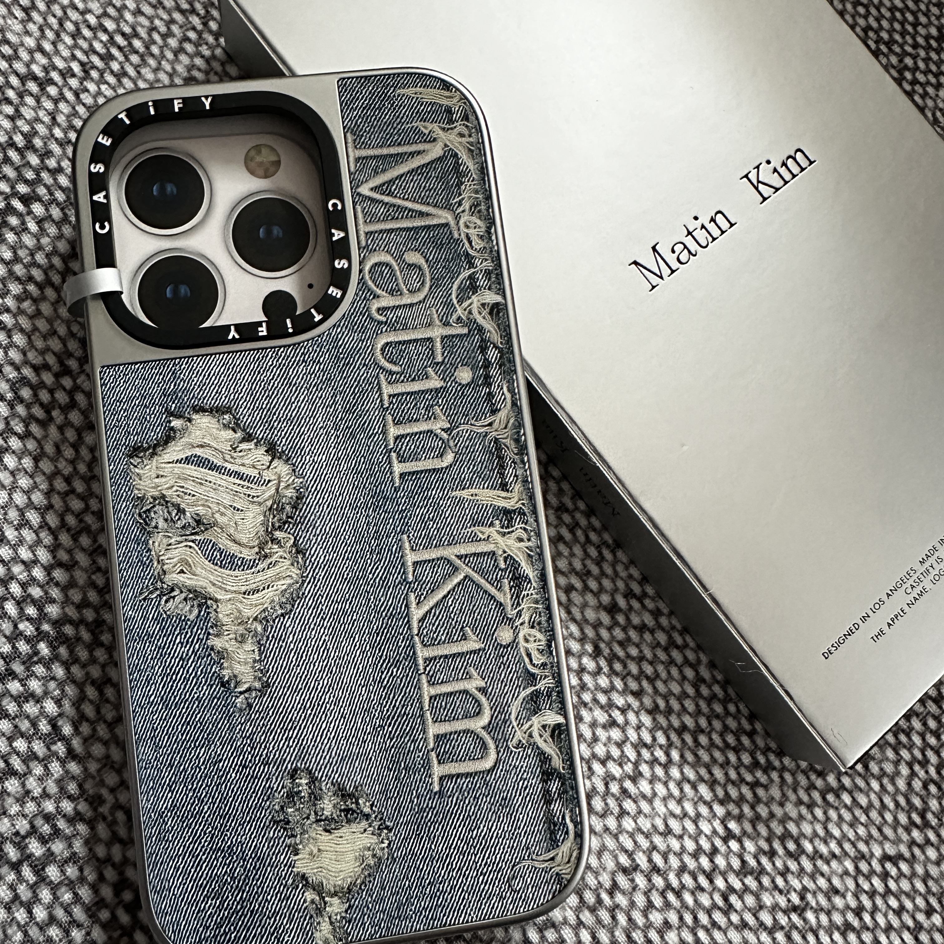 Casetify x Matin Kim iPhone Destroyed Denim Magsafe Mirror Case Silver 착용 스타일 - 2