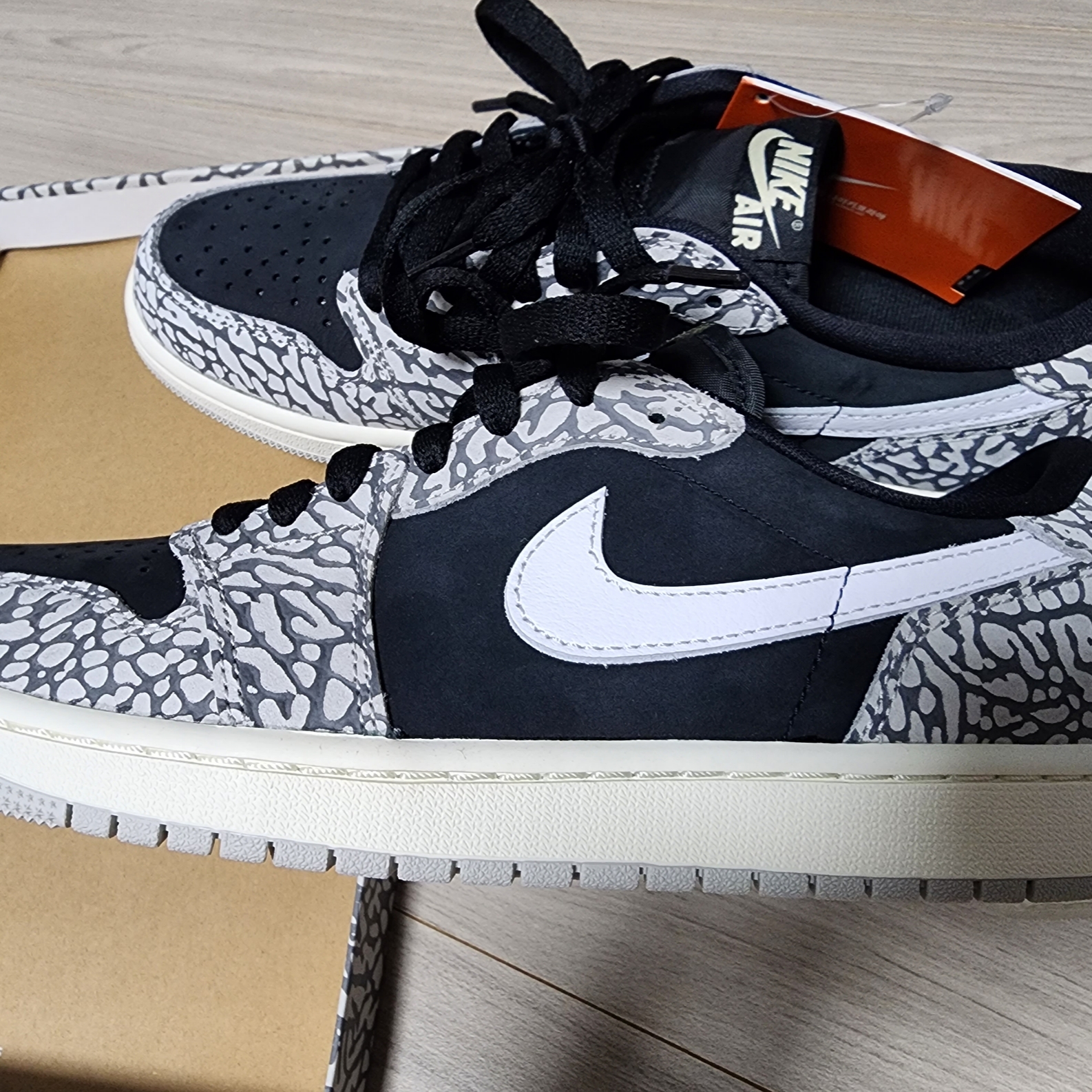 Jordan 1 Retro Low OG Black Cement 착용 스타일 - 2