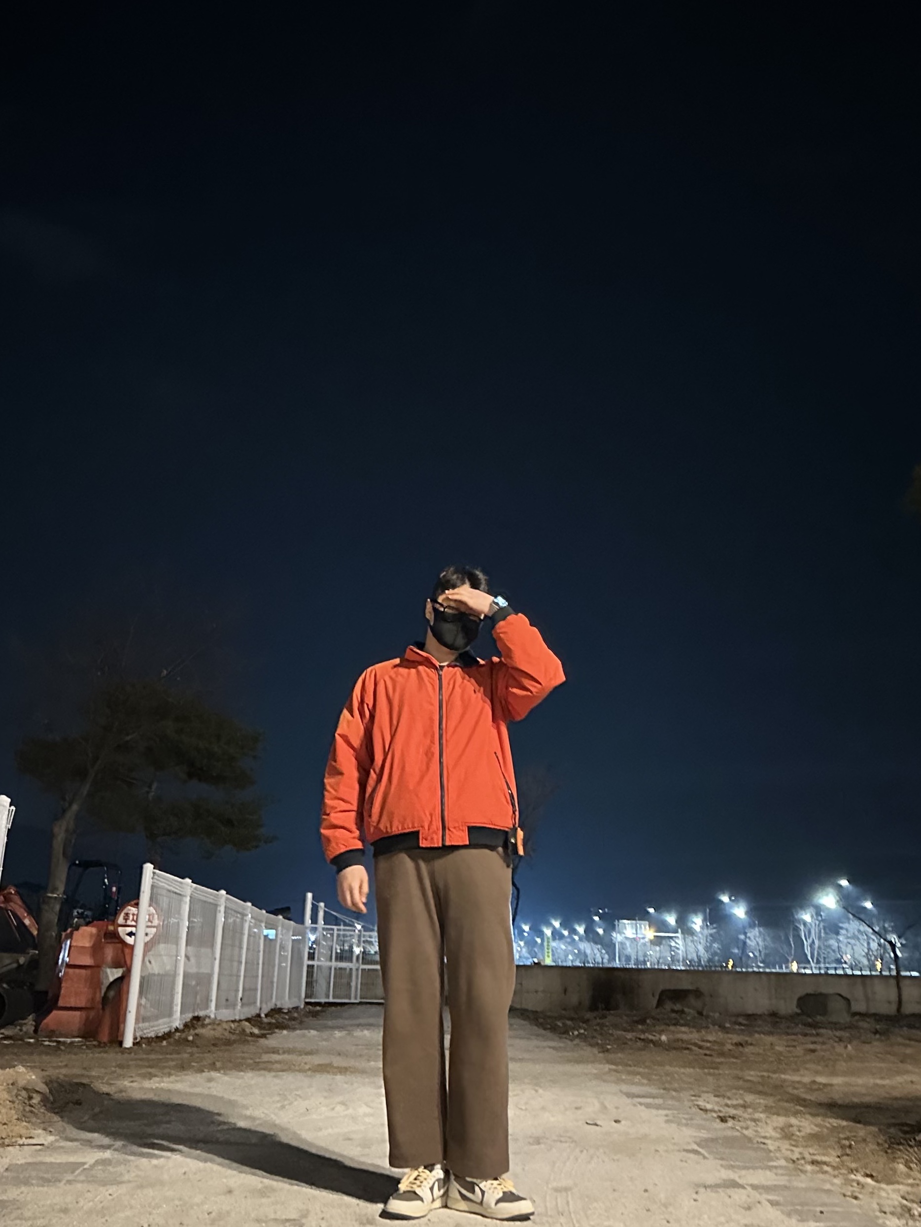 Maison Kitsune x Line Friends Kitsune AirPods Case, Jordan 1 x Travis Scott Retro Low OG SP Sail and Ridgerock 착용 스타일