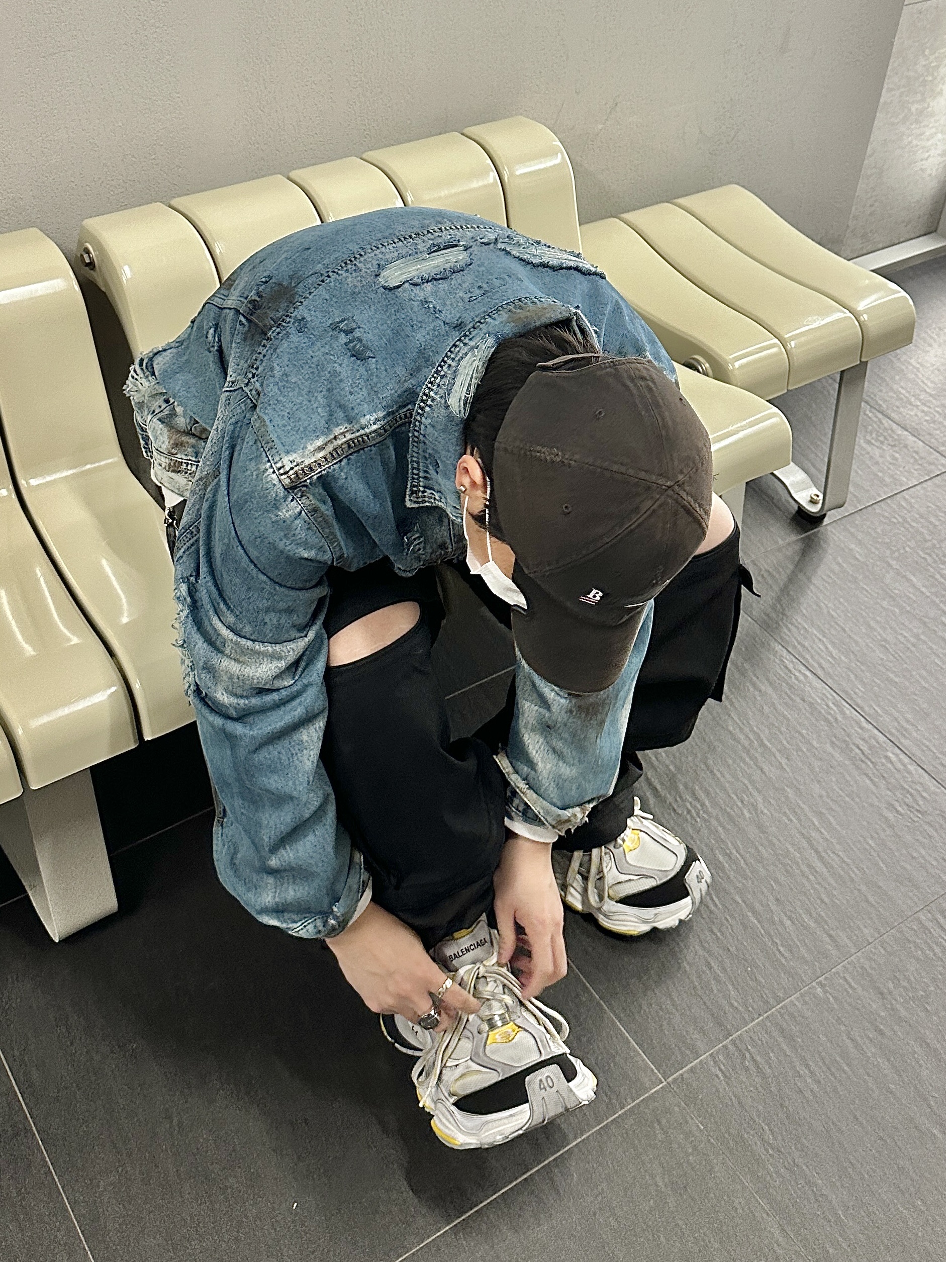 Project G/R Oversized Convertible Cargo Pants Coated Black, Balenciaga Gaffer Cap Black 착용 스타일 - 3