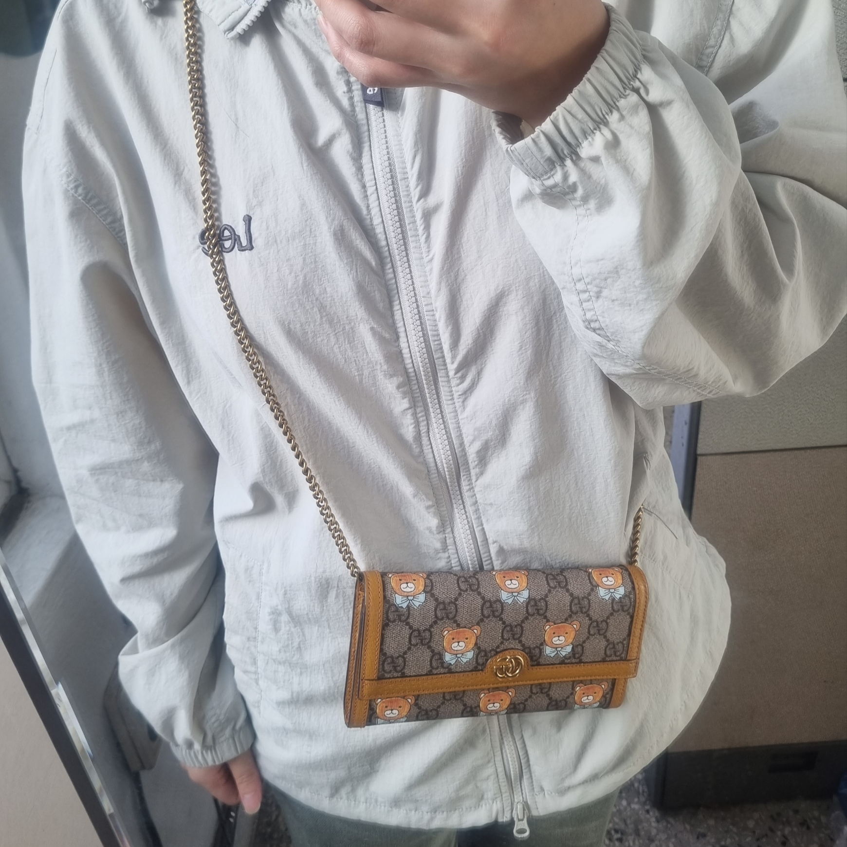 Gucci x Kai Wallet Beige 착용 스타일 - 1