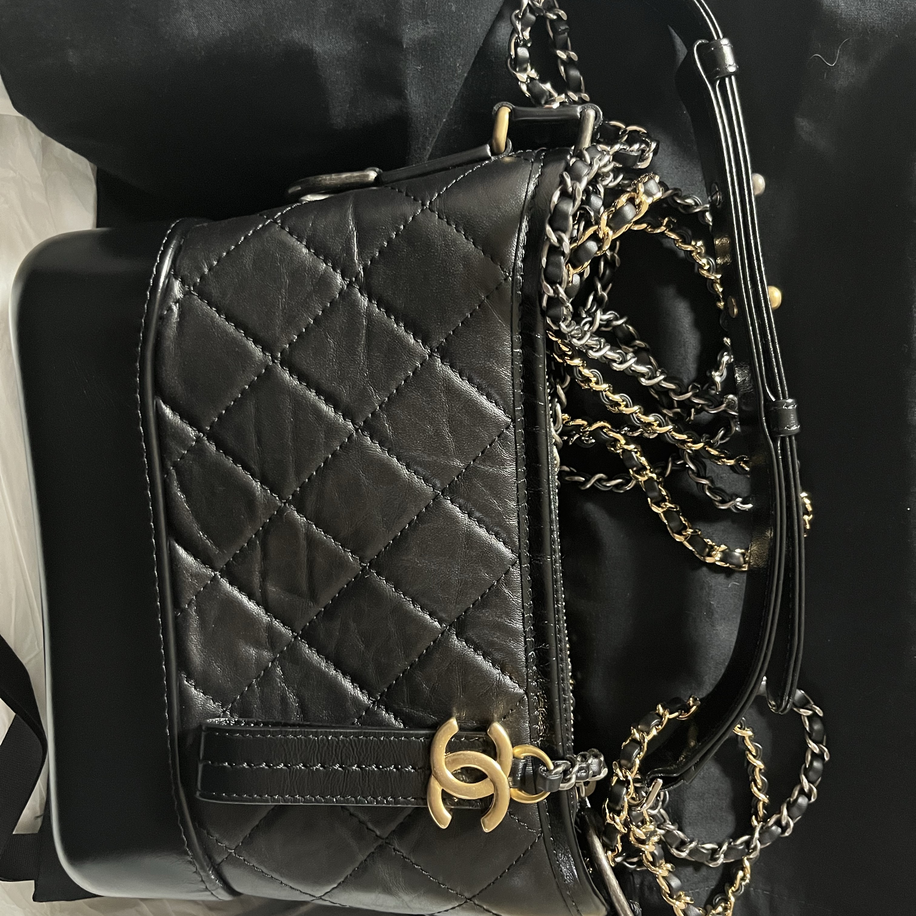 Chanel Gabrielle Small Hobo Bag Aged Calfskin & Gold Black 착용 스타일