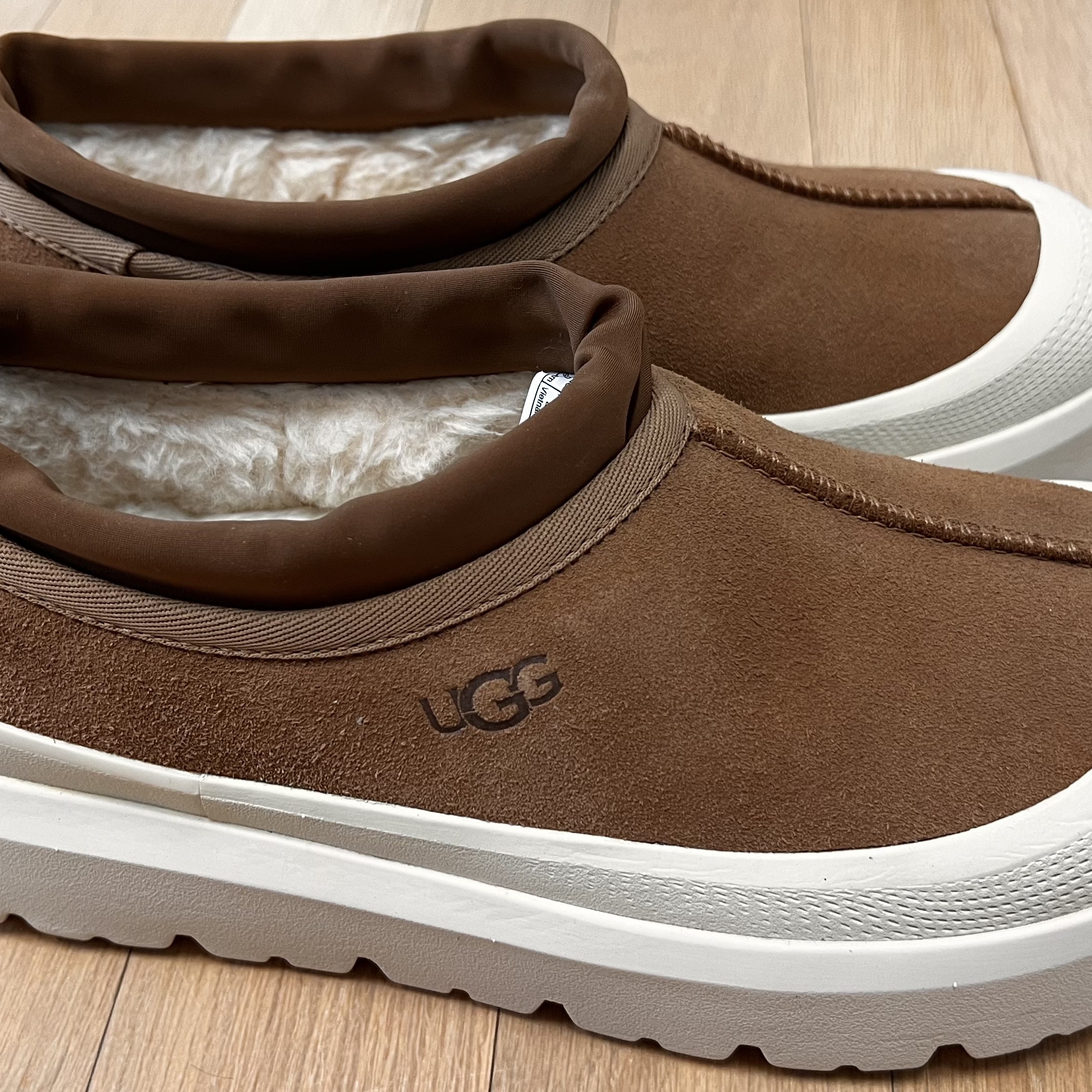 UGG Tasman Weather Hybrid Chestnut Whitecap 착용 스타일 - 1