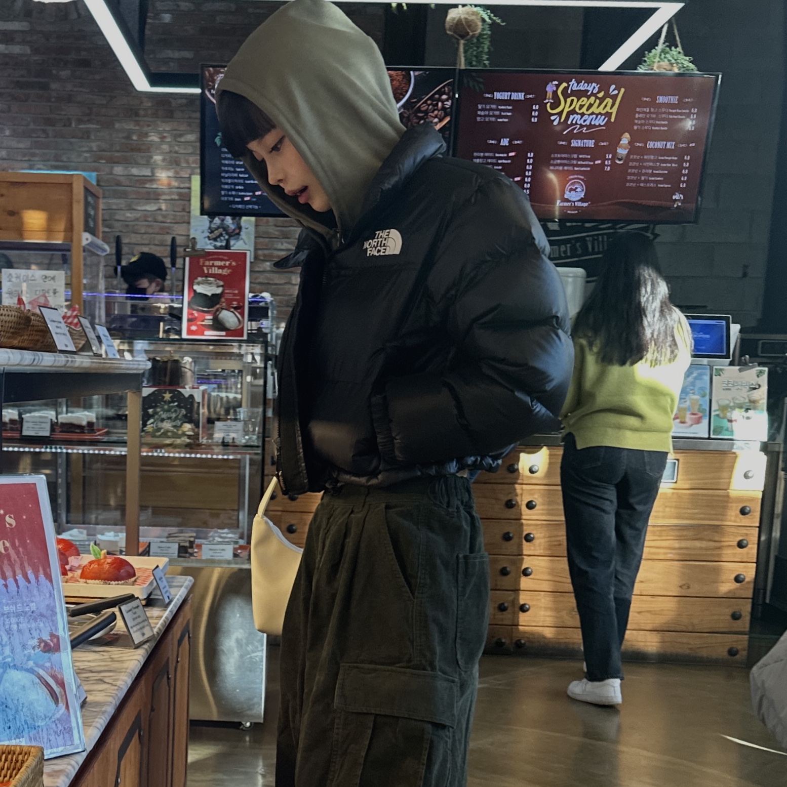 (W) The North Face Nuptse Short Jacket Black 착용 스타일 - 2