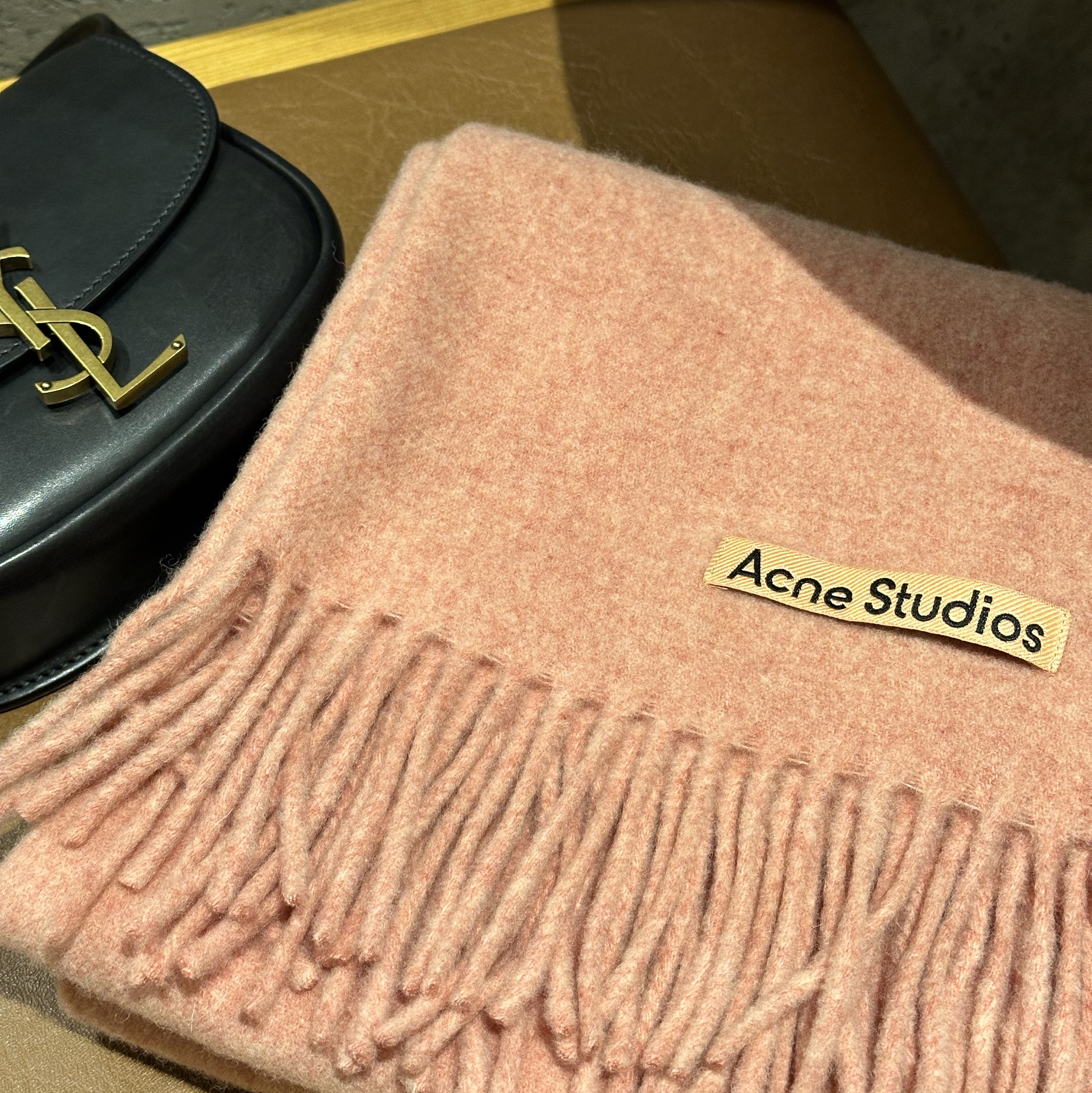Acne Studios Narrow Wool Fringe Muffler Rose Melange 착용 스타일