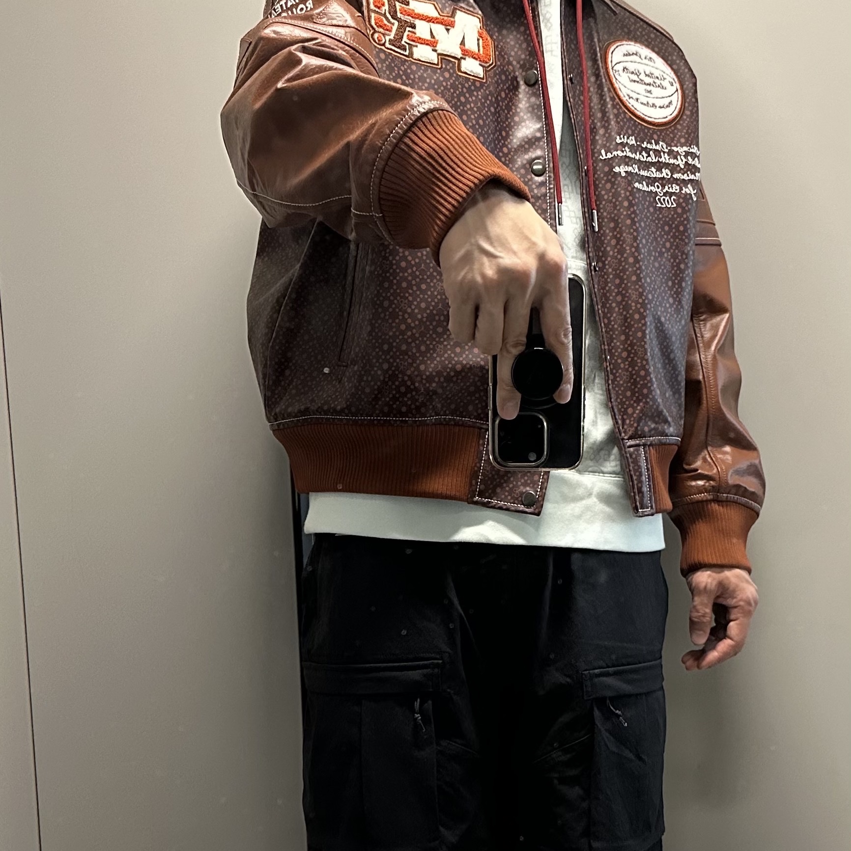 조던 x 메종 샤또 루즈 플라이트 자켓 브라운 바살트 - 아시아, 조던 x 클랏 올 오버 프린트 플리스 후드 베얼리 그린 - 아시아 착용 스타일 - 2