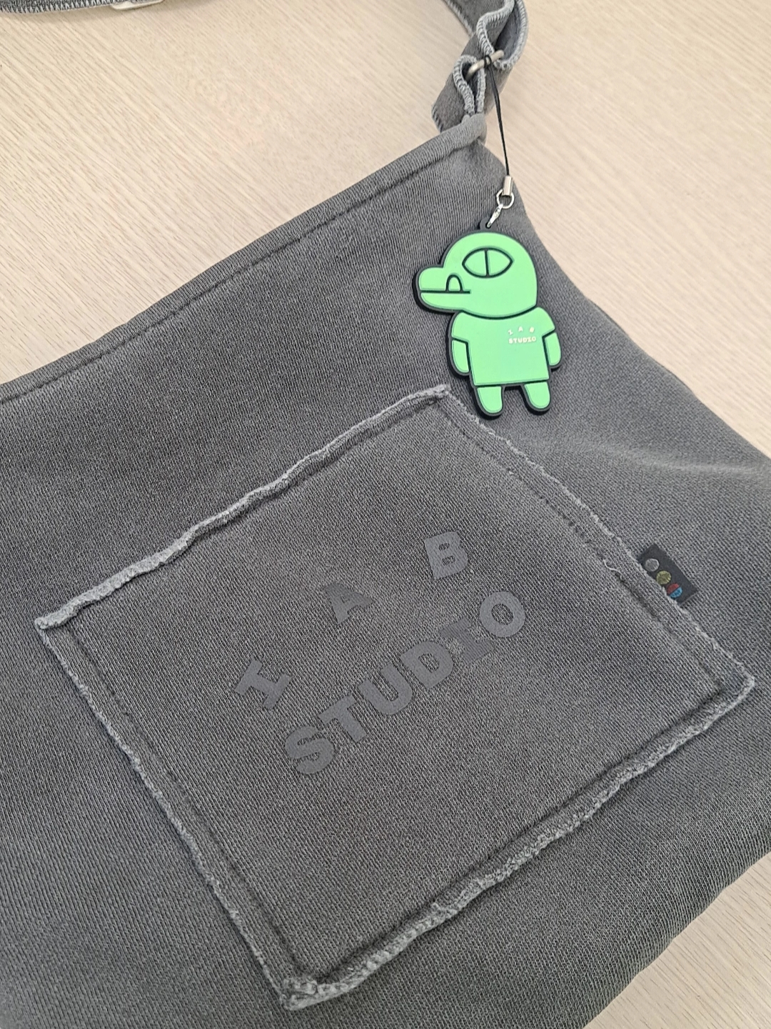 IAB Studio Pigment Bag Black 착용 스타일