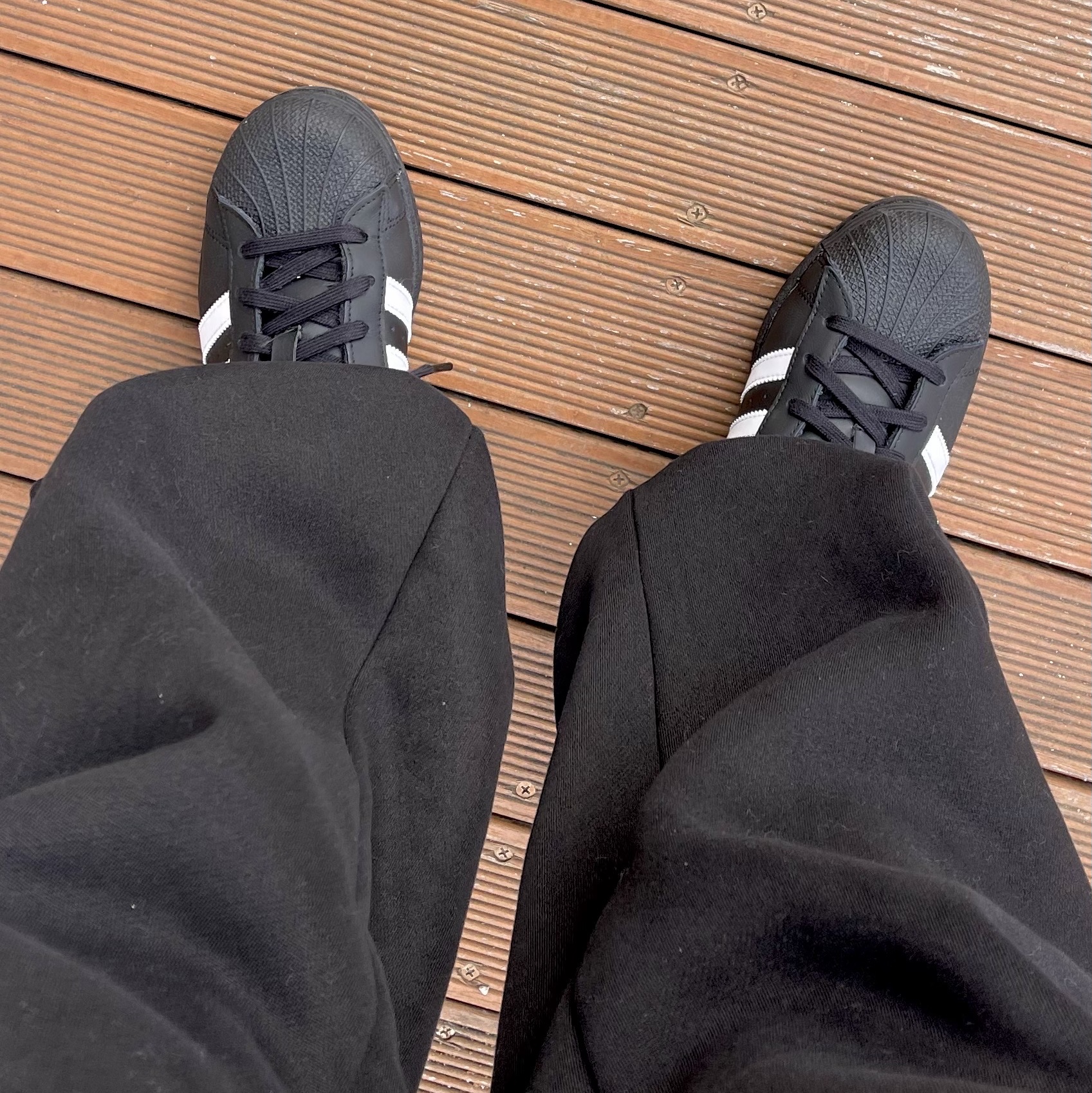 Adidas Superstar Core Black White 착용 스타일 - 2