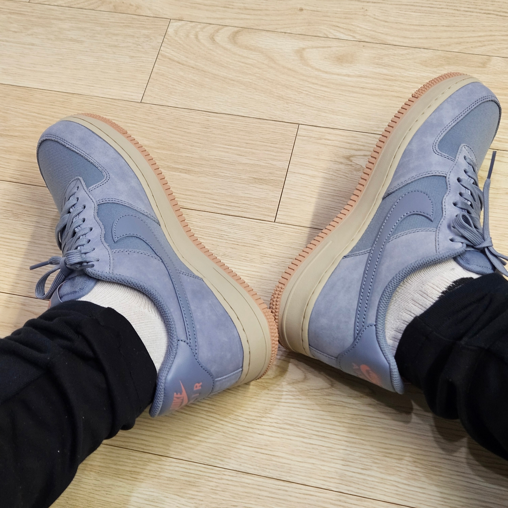 Nike Air Force 1 '07 LX Ashen Slate 착용 스타일 - 1