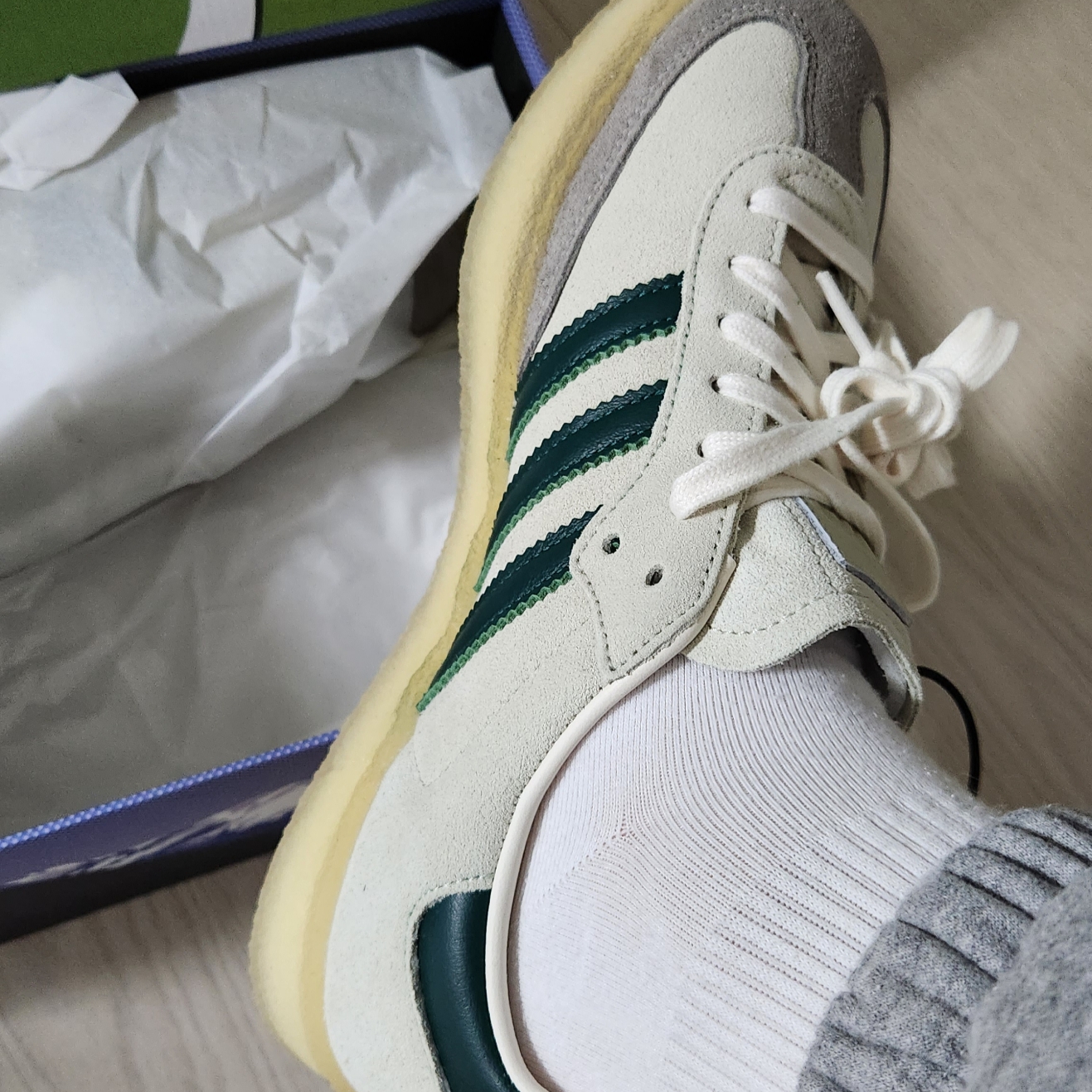Adidas x Clarks x Ronnie Fieg 8th Street Samba Chalk White Green 착용 스타일 - 3