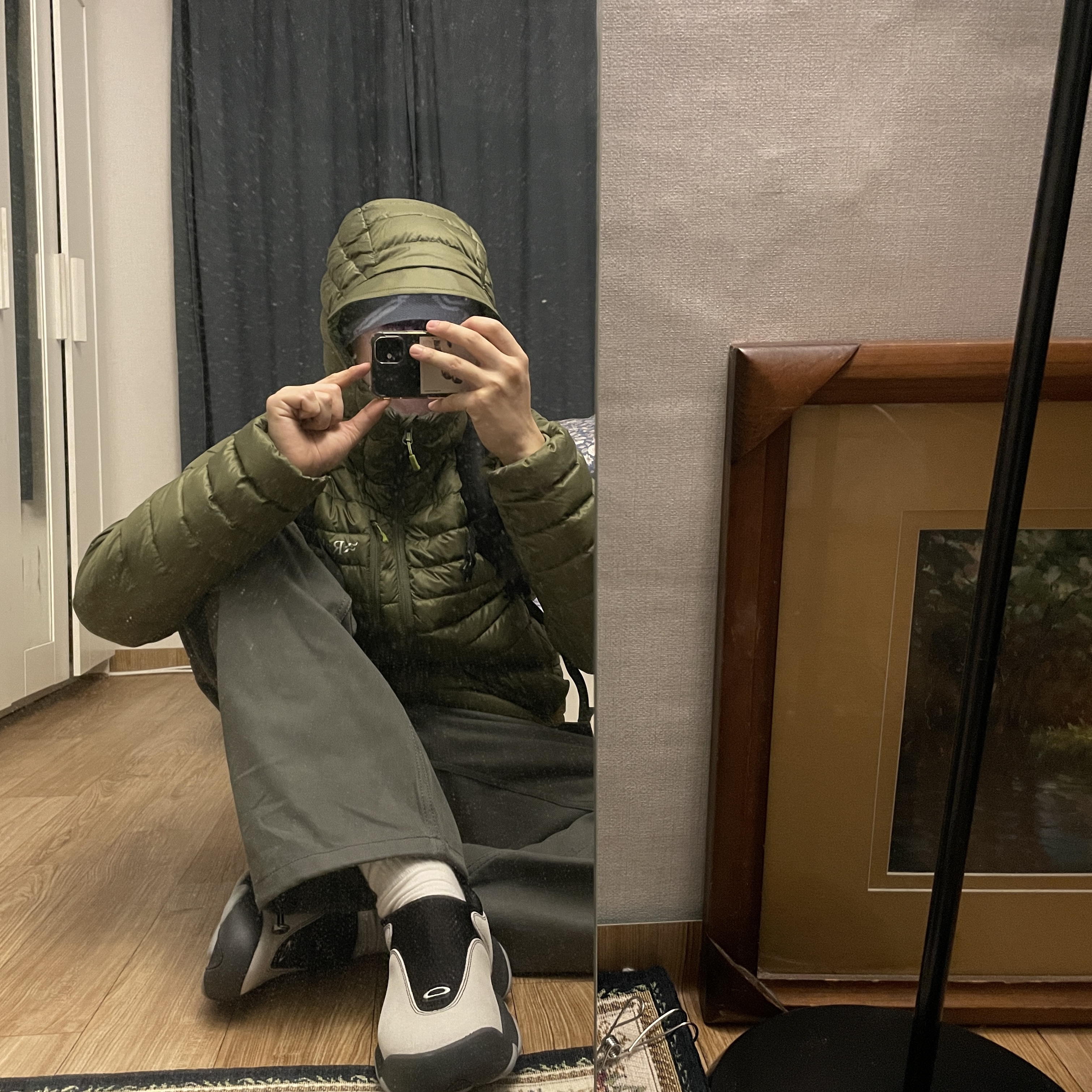 Oakley Factory Team x Brain Dead Flesh White Birch, Arc'teryx Bird Head Toque Habitat 착용 스타일