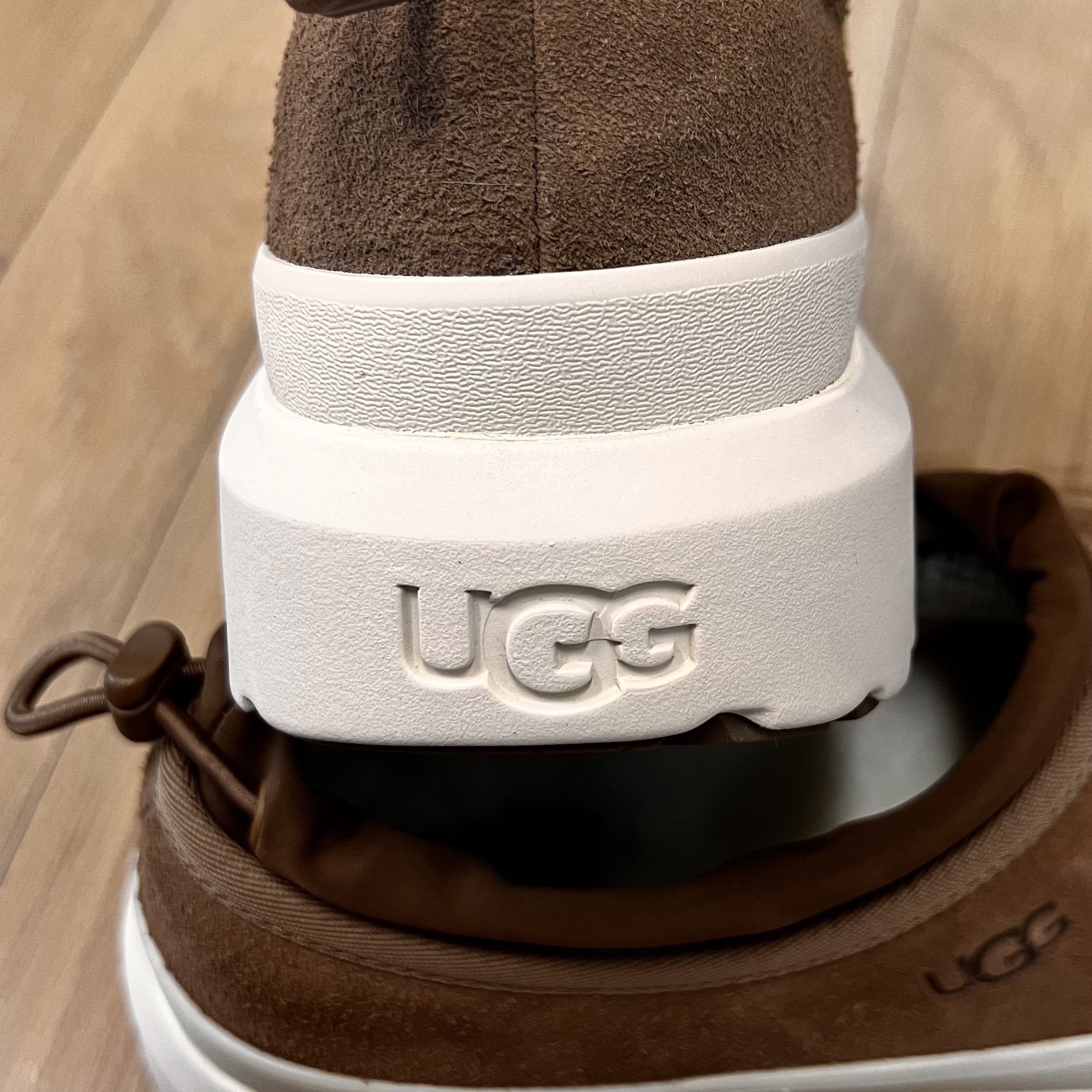 UGG Tasman Weather Hybrid Chestnut Whitecap 착용 스타일 - 3
