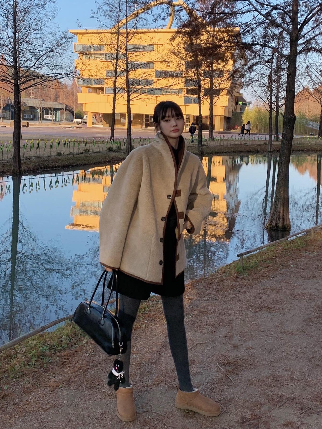 (W) UGG Classic Ultra Mini Boots Chestnut, STU x Monamhee Stu 착용 스타일 - 1