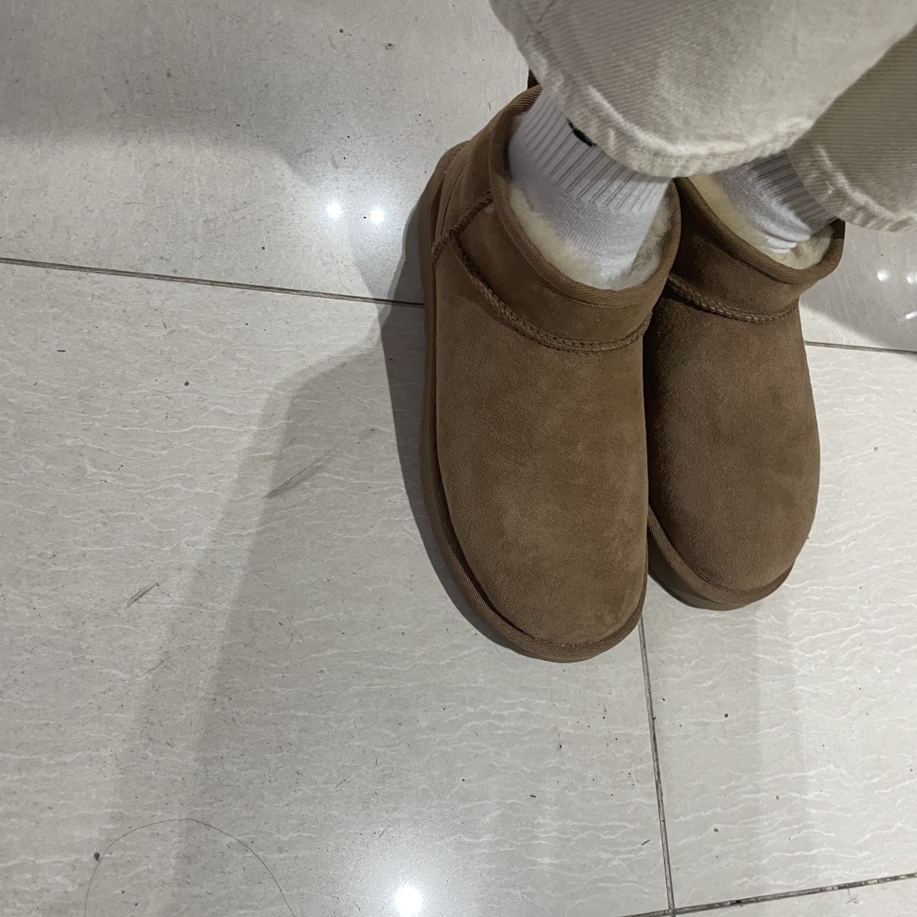 (W) UGG Classic Ultra Mini Boots Chestnut 착용 스타일 - 1