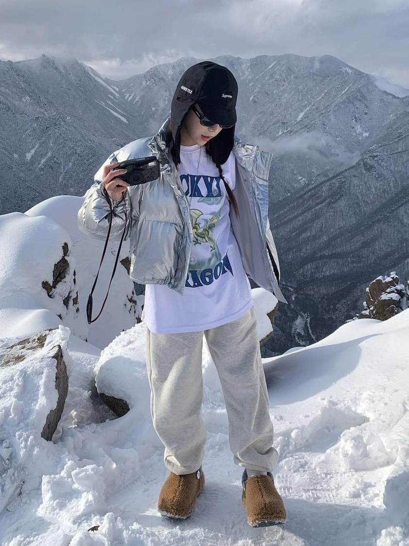 Crocs x Lil Nas X Mega Crush Clog Black Brown, Supreme Gore-Tex Earflap Cap Black - 23FW 착용 스타일 - 3
