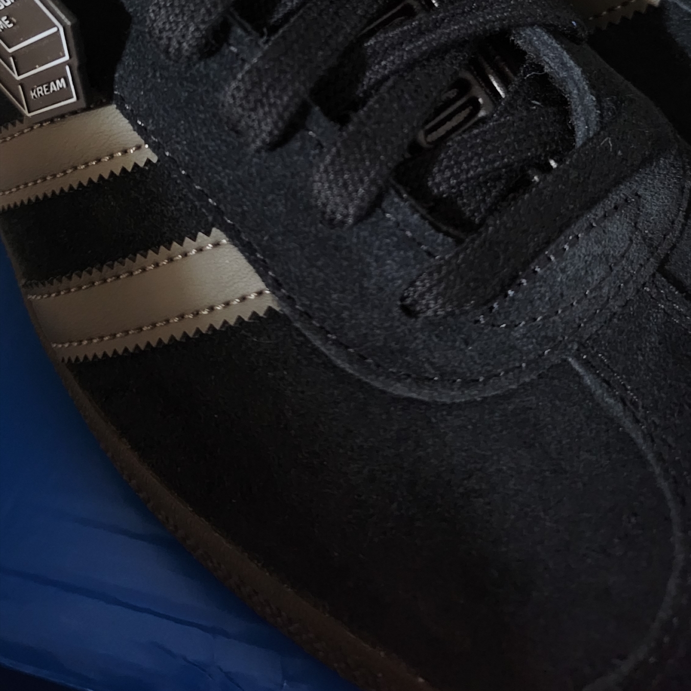 Adidas Gazelle Core Black Gold Metallic Gum 착용 스타일 - 2