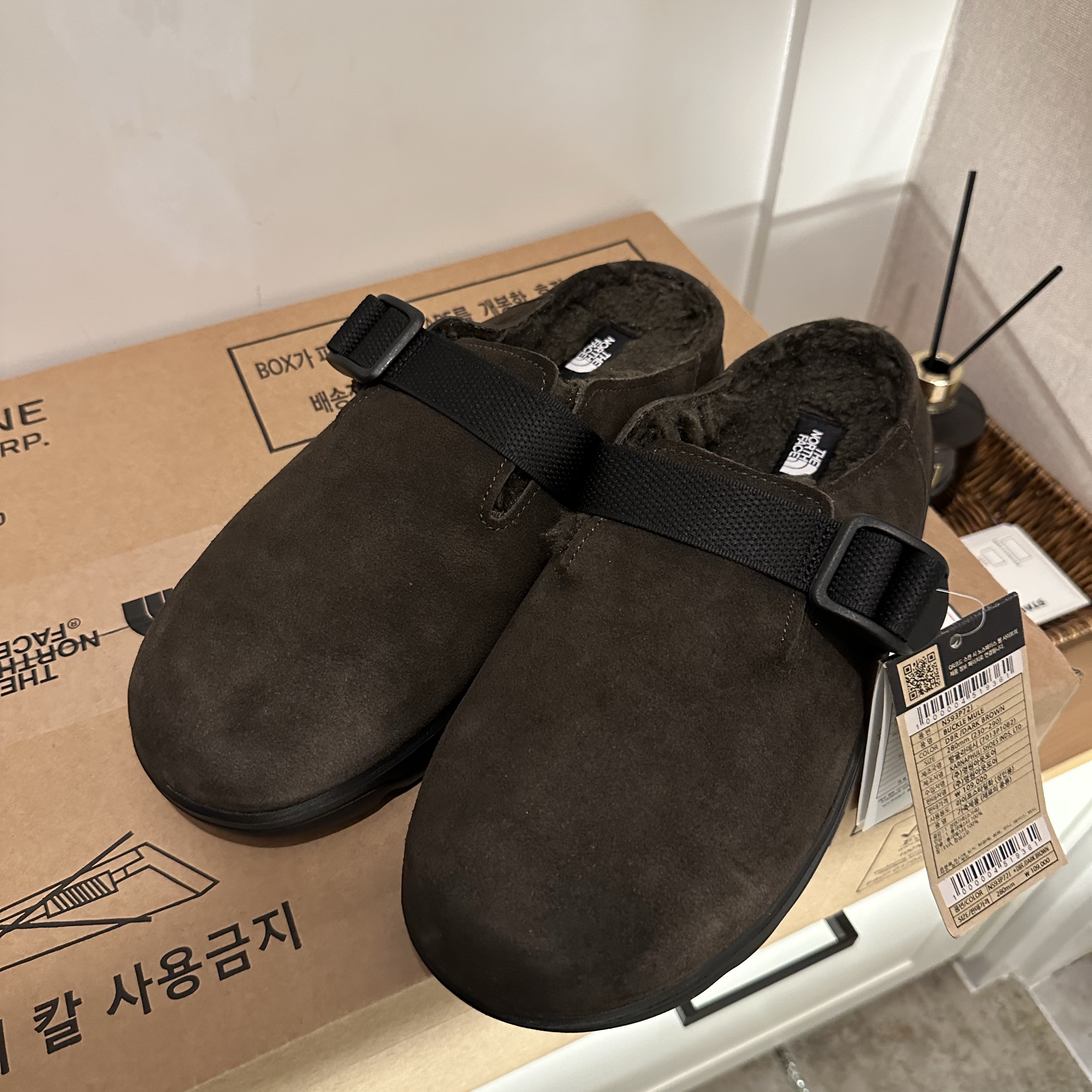 The North Face Buckle Mule Dark Brown 착용 스타일