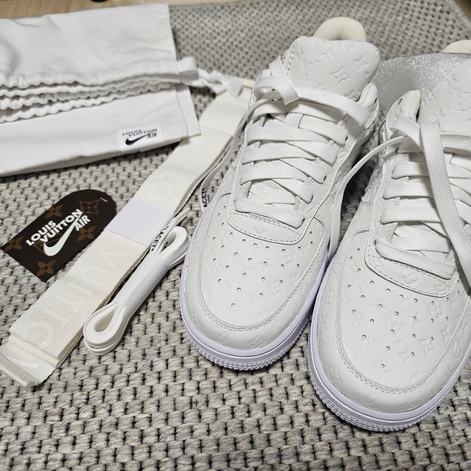 Louis Vuitton x Nike Air Force 1 Low by Virgil Abloh White 착용 스타일 - 3