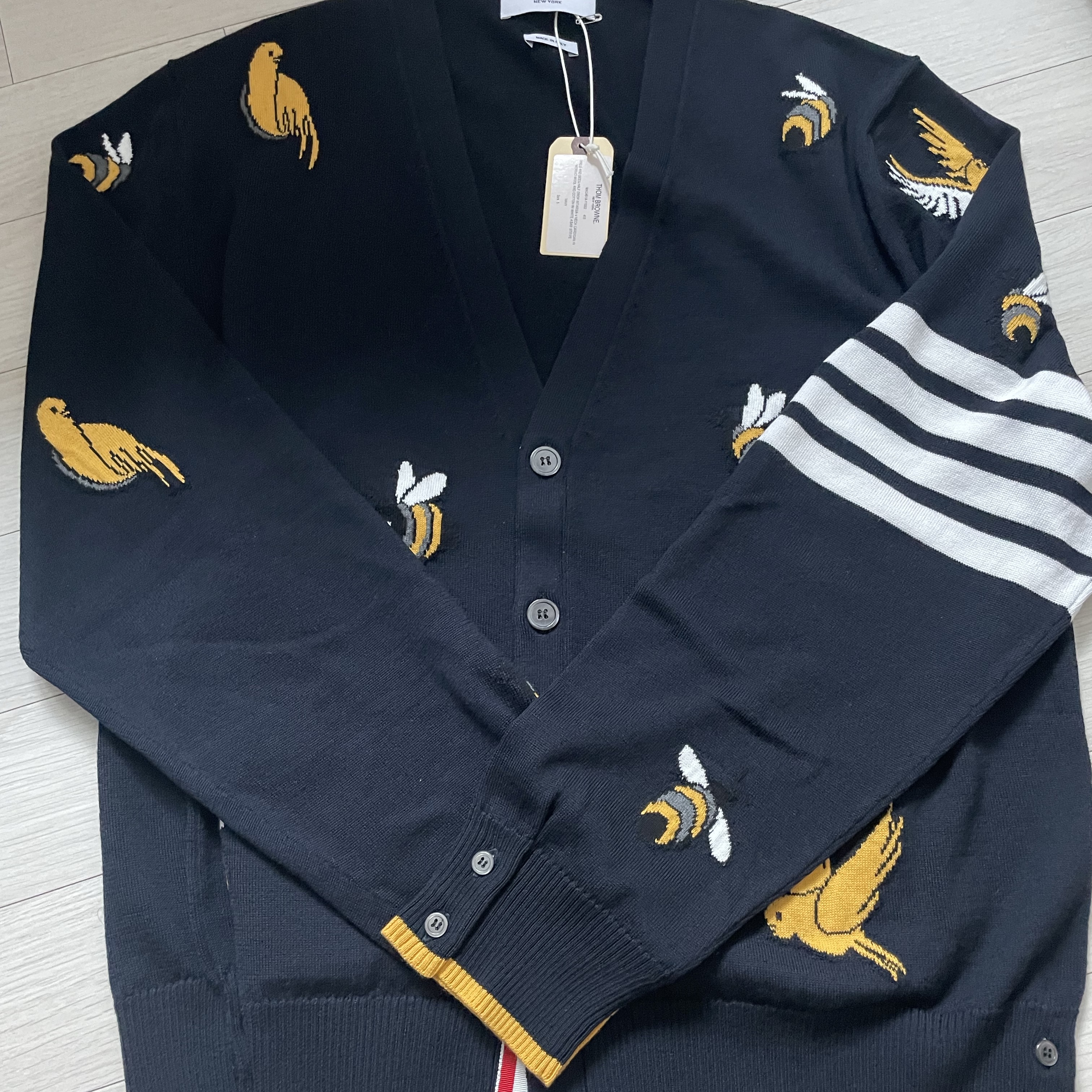 Thom Browne Cotton Merino Birds & Bees 4-Bar V-Neck Cardigan Navy 착용 스타일 - 1