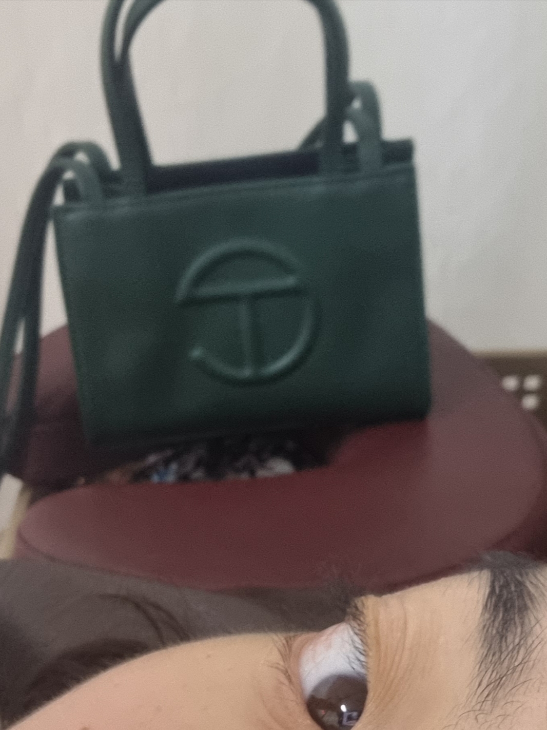 Telfar Small Shopping Bag Dark Olive 착용 스타일 - 6