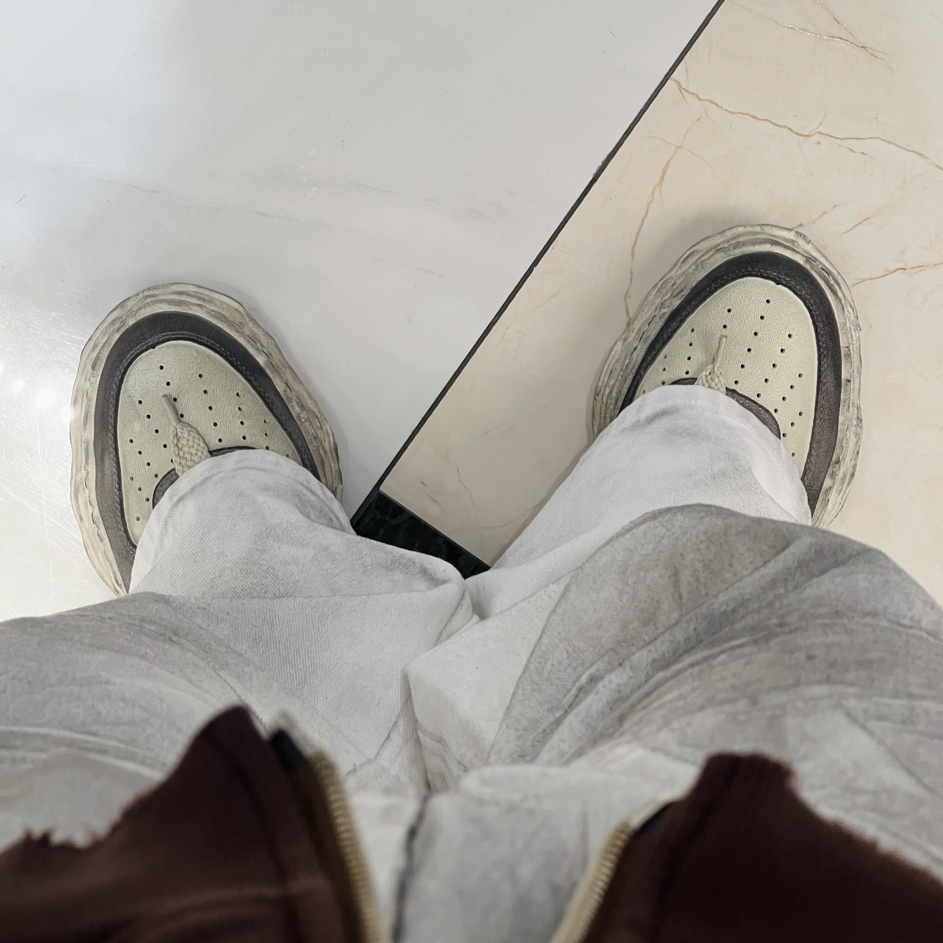 Maison Mihara Yasuhiro Wayne OG Sole Distressed Leather Low-top Sneaker White 착용 스타일 - 2
