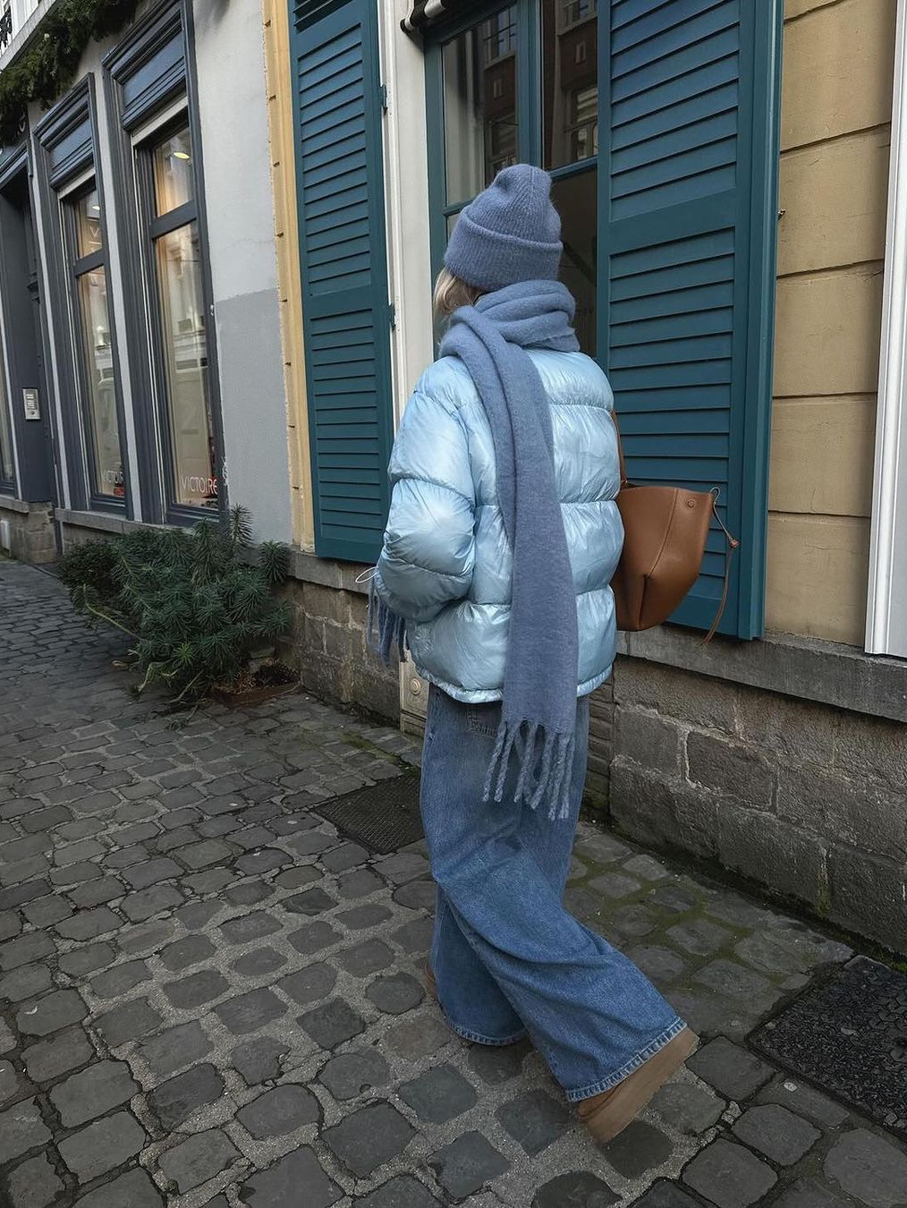 Acne Studios Mohair Check Muffler Pastel Blue Beige, Loewe Wool and Mohair Muffler White 착용 스타일 - 5